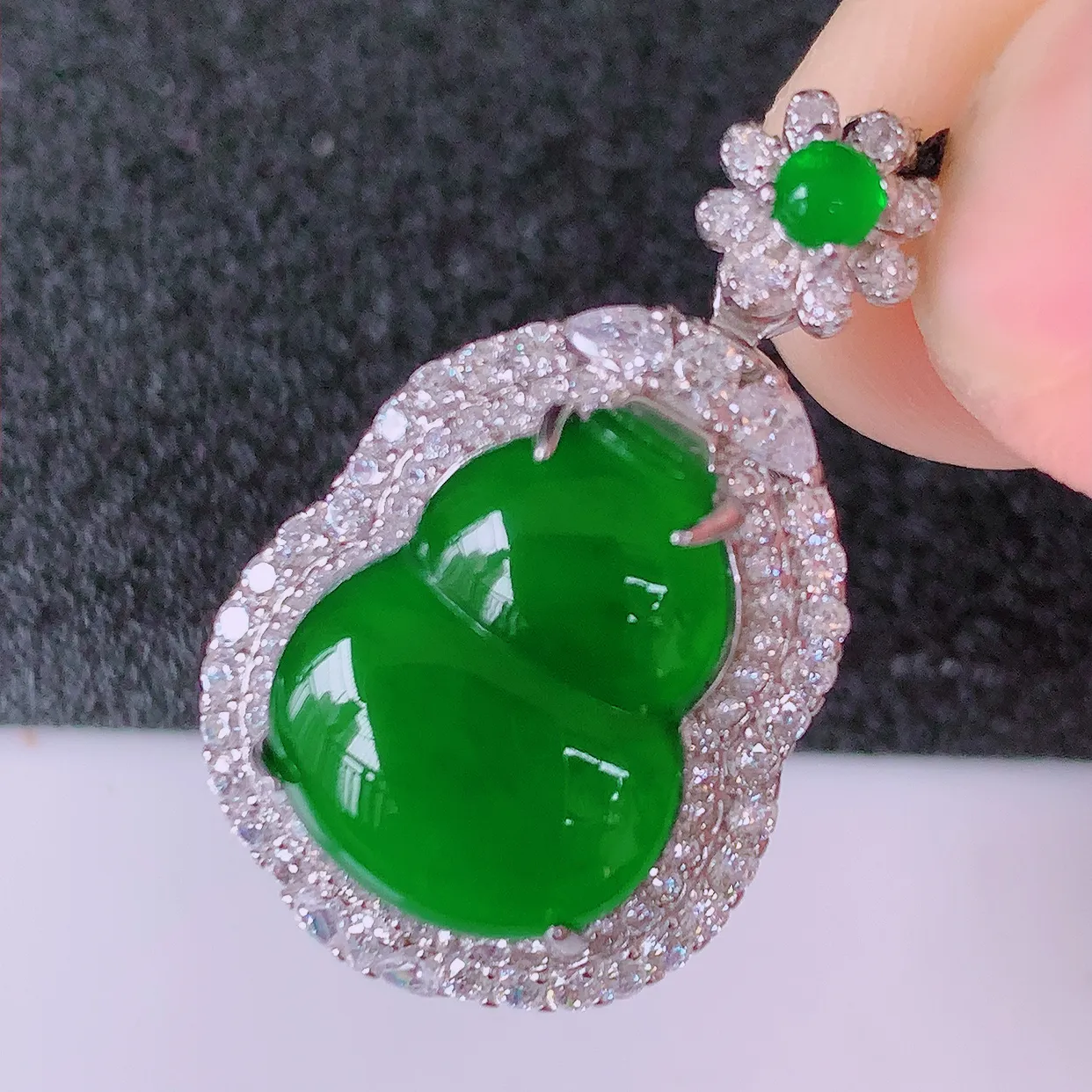 冰透满绿翡翠925银镶嵌葫芦吊坠，自然光实拍，翠色灵动，颜色漂亮，种老水足，品相佳，佩戴佳品！#97.20整体28*16.5*11裸石15*11.5