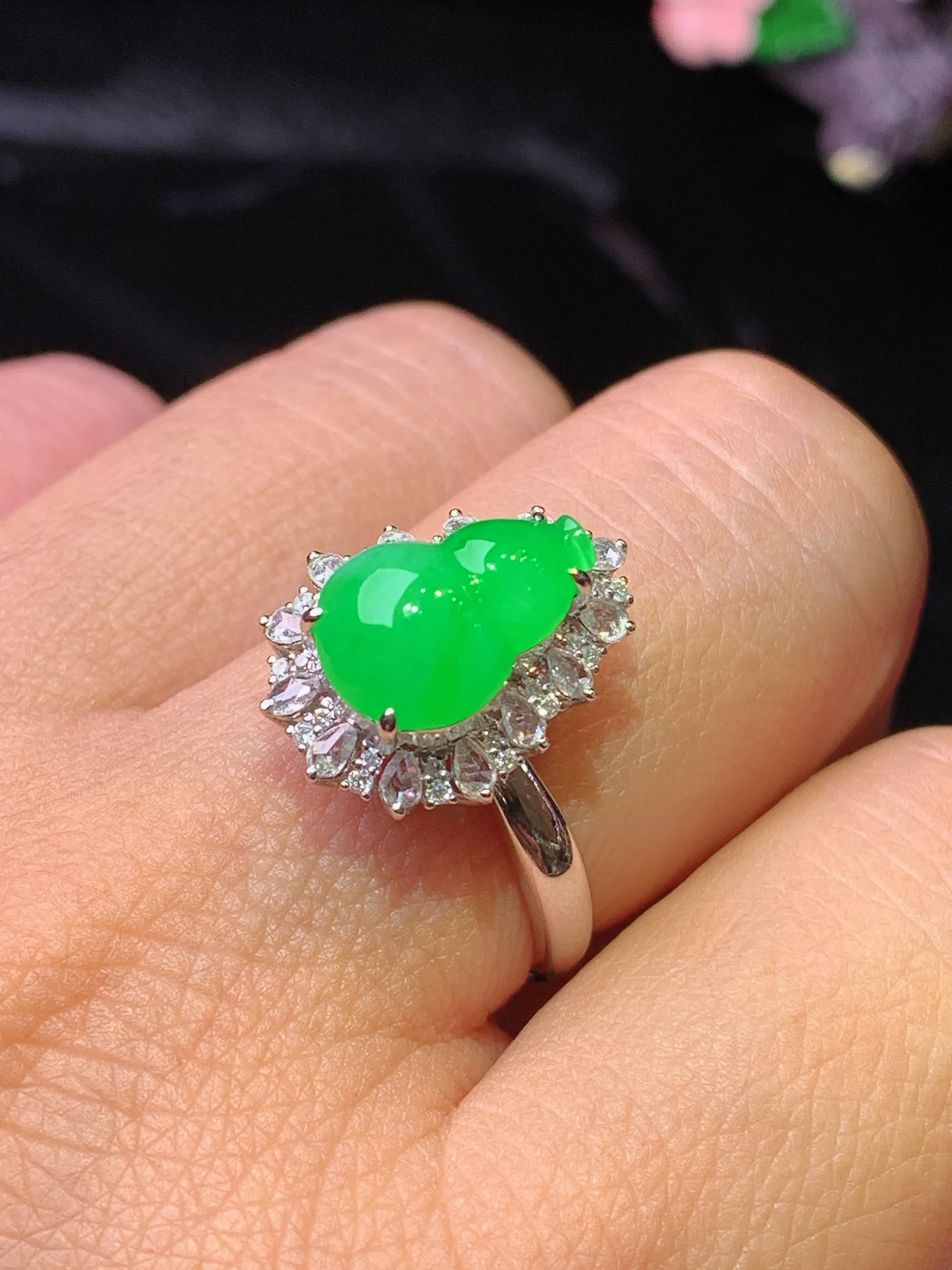 18k金钻镶嵌翠绿葫芦戒指 玉质细腻 色泽清新艳丽 圈口15 整体尺寸16*12.5*10.5