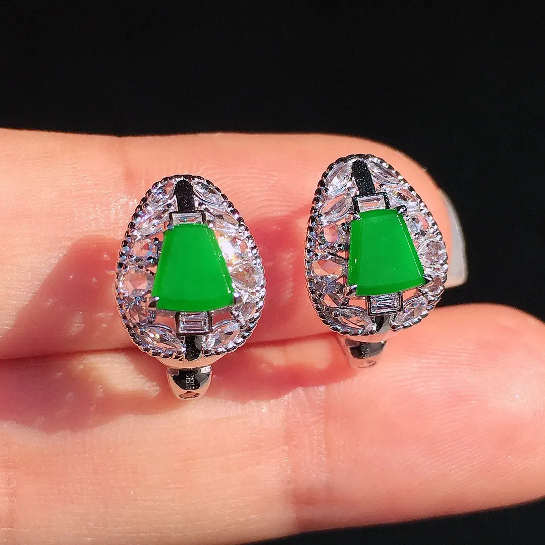 阳绿马鞍耳钉，色泽均匀艳丽，玉质细腻，荧光感超
强，饱满圆润，尽显优雅气质，18k
金豪华镶嵌