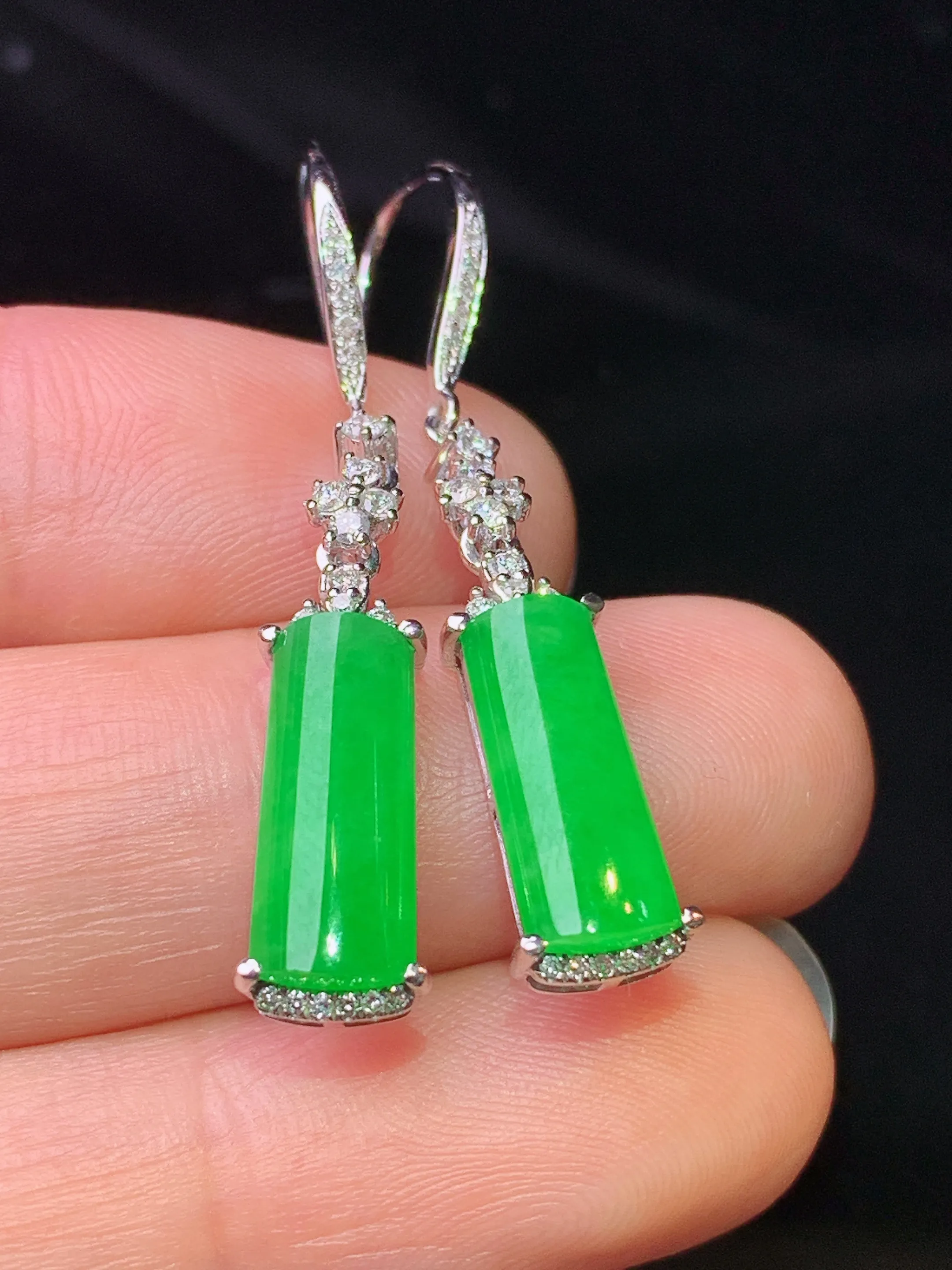 18k金钻镶嵌满绿玉柱耳坠 玉质细腻 色泽清新艳丽 整体尺寸37*6.8*4.5