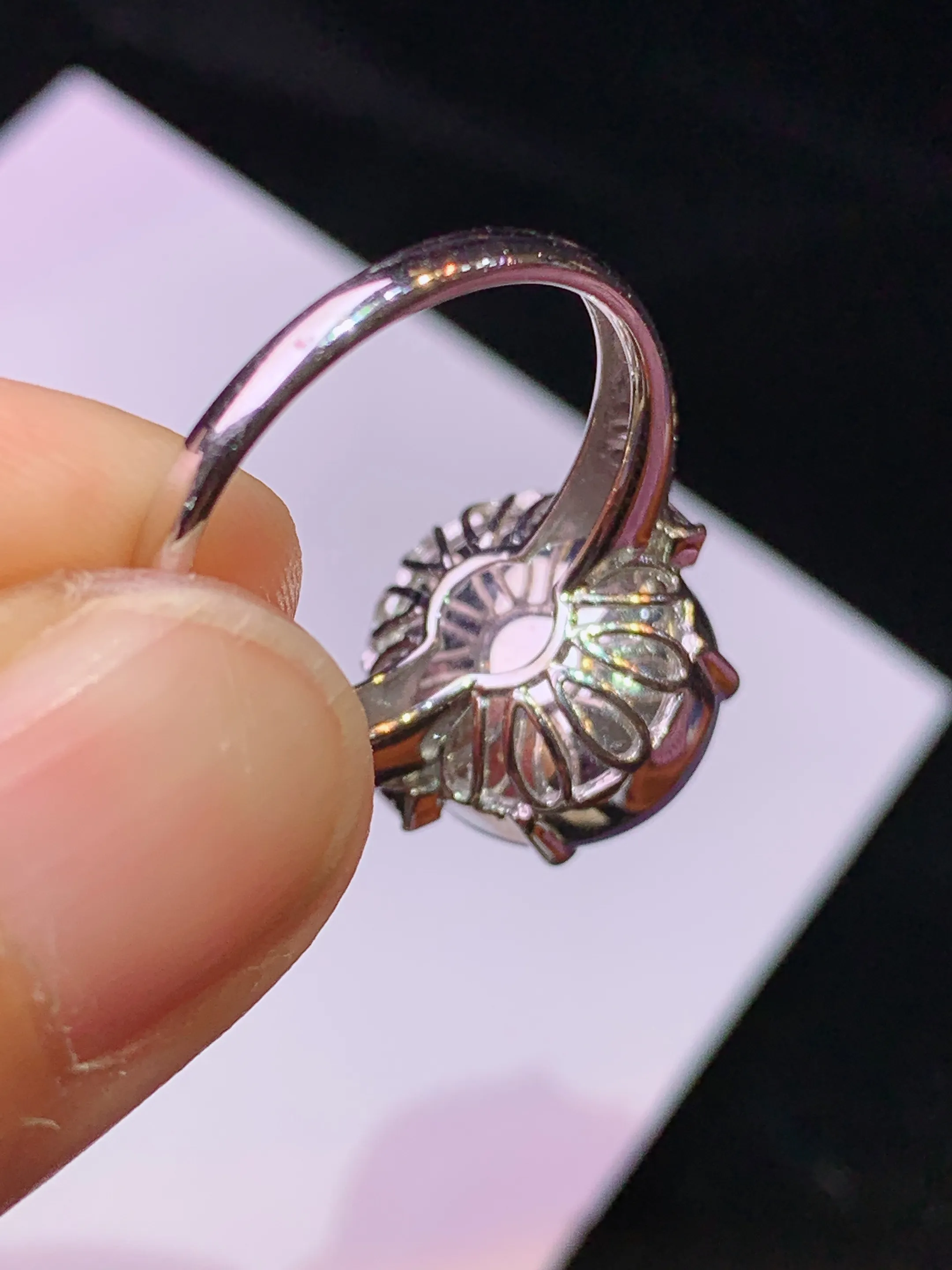 18k金钻镶嵌紫罗兰蛋面戒指 玉质细腻 色泽清新艳丽 圈口14 裸石尺寸12.3*11.5*6.8