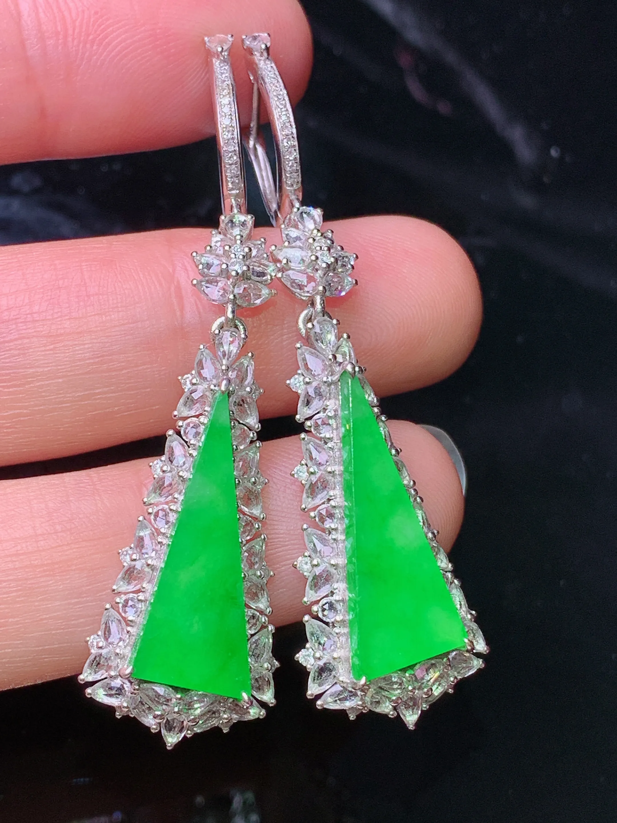 18k金钻镶嵌翠绿方形耳坠 玉质细腻 色泽清新艳丽 整体尺寸51.3*13.5*6.5