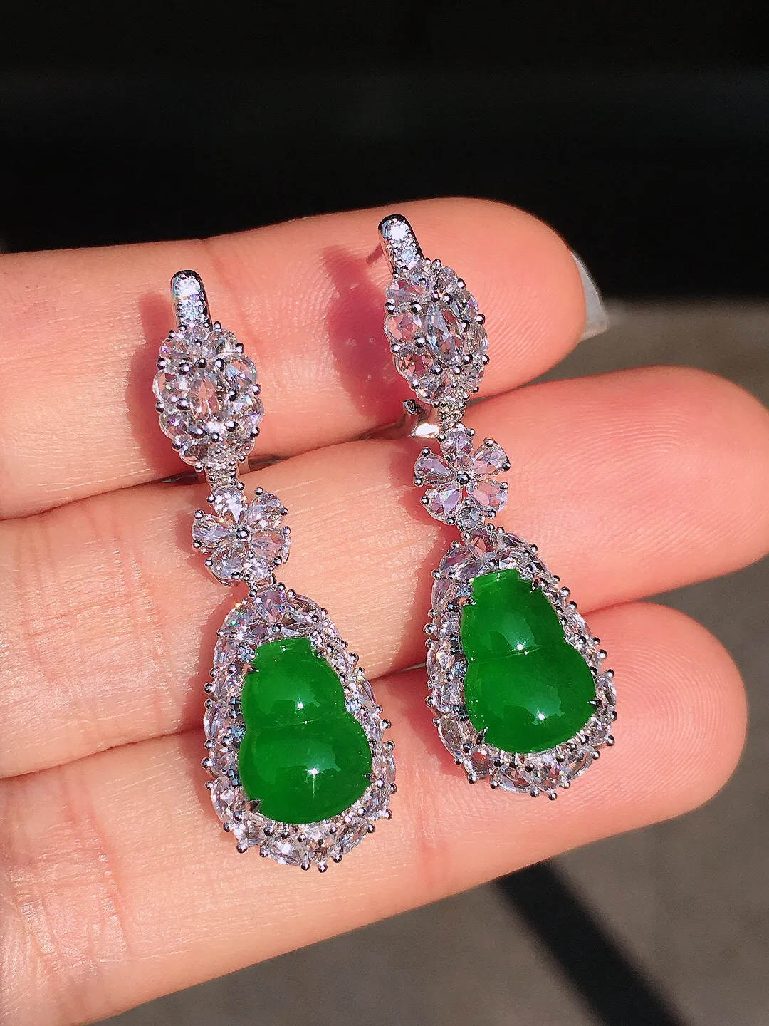 阳绿葫芦耳坠，色泽均匀艳丽，玉质细腻，荧光感超
强，饱满圆润，尽显优雅气质，18k
金豪华镶嵌