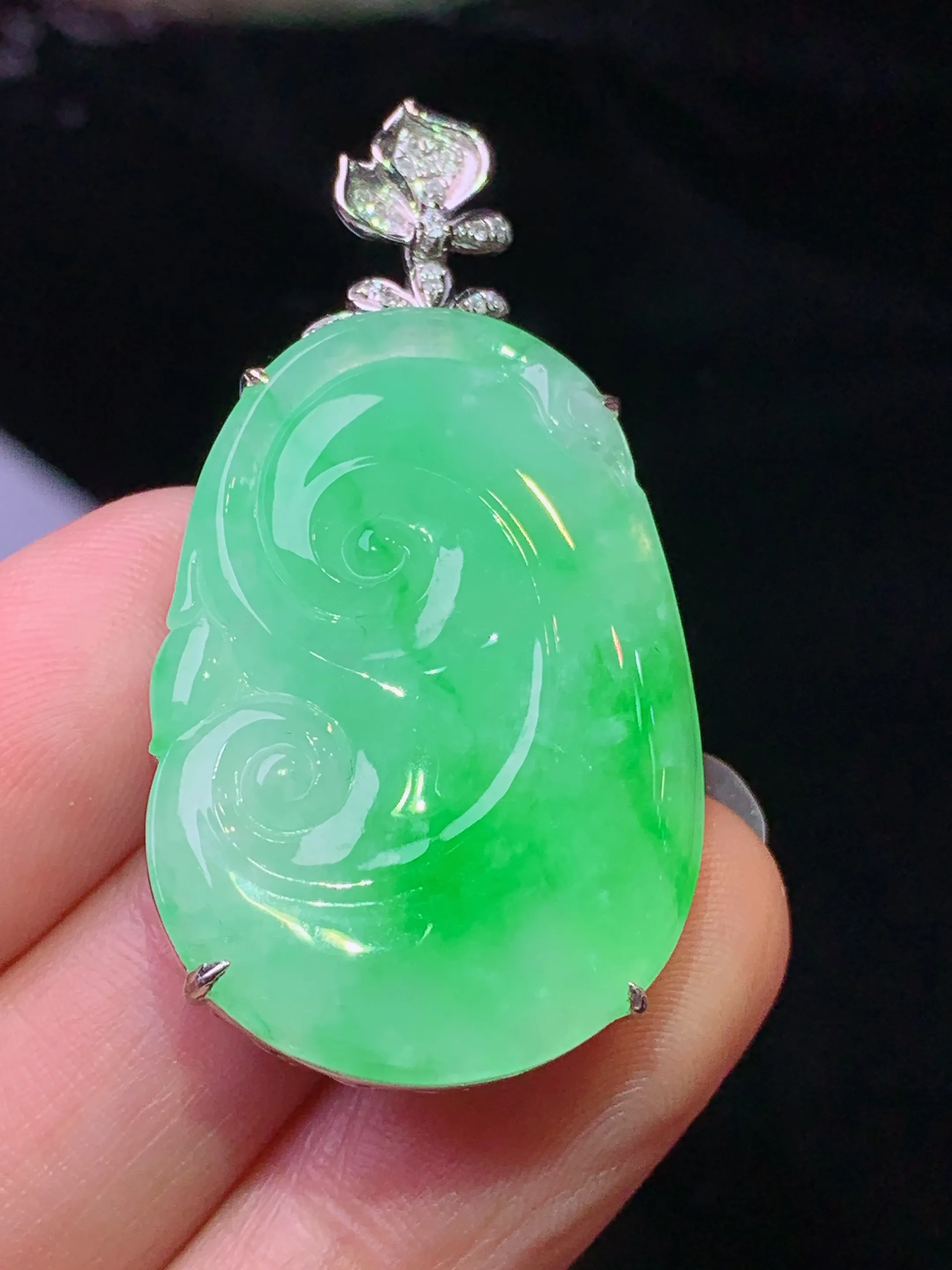 18k金钻镶嵌翠绿如意吊坠 玉质细腻 色泽清新艳丽 整体尺寸42.5*22.2*6