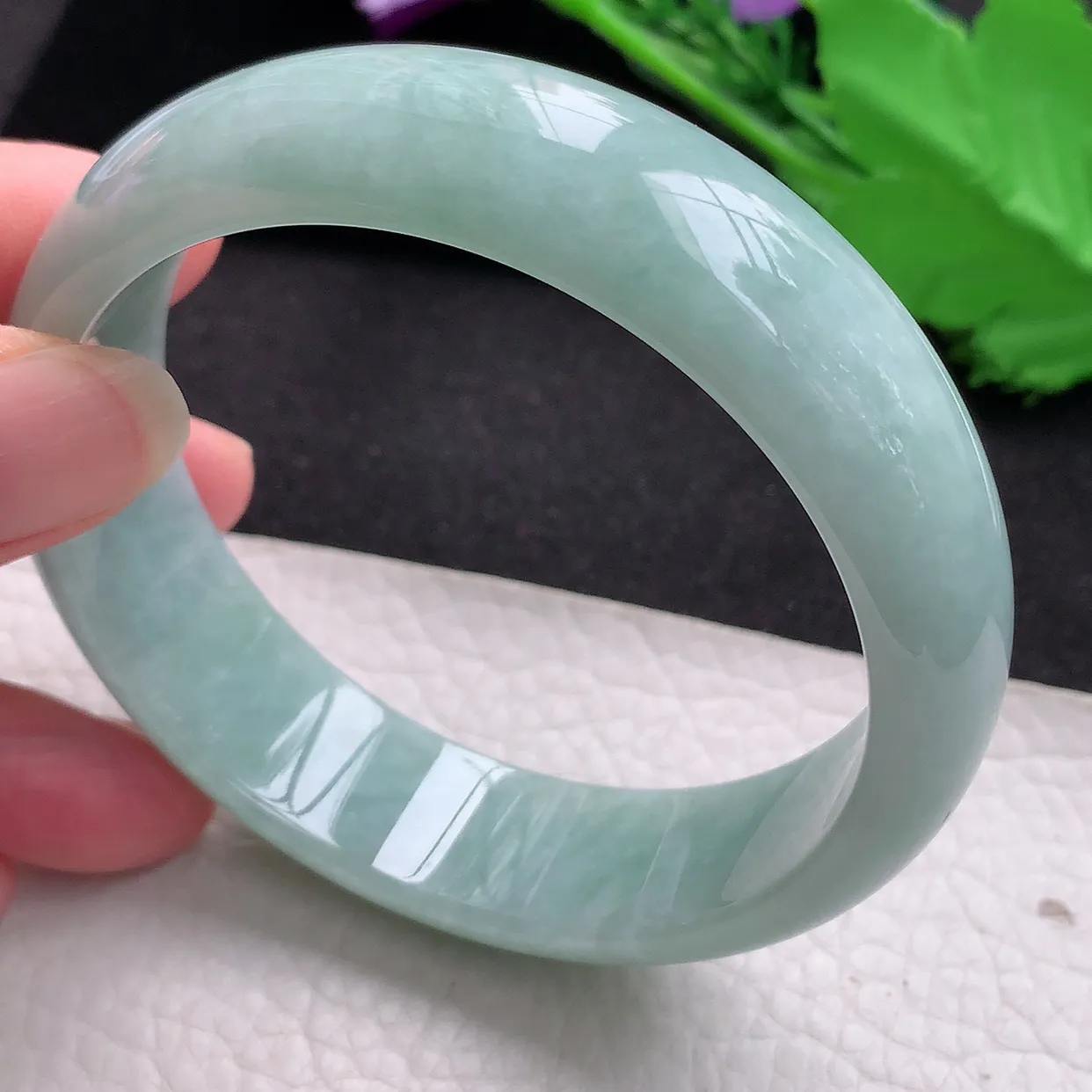 js大圈口62*17.3*7.5轮胎镯 缅甸翡翠a货水润浅绿宽边玉手镯玉手环