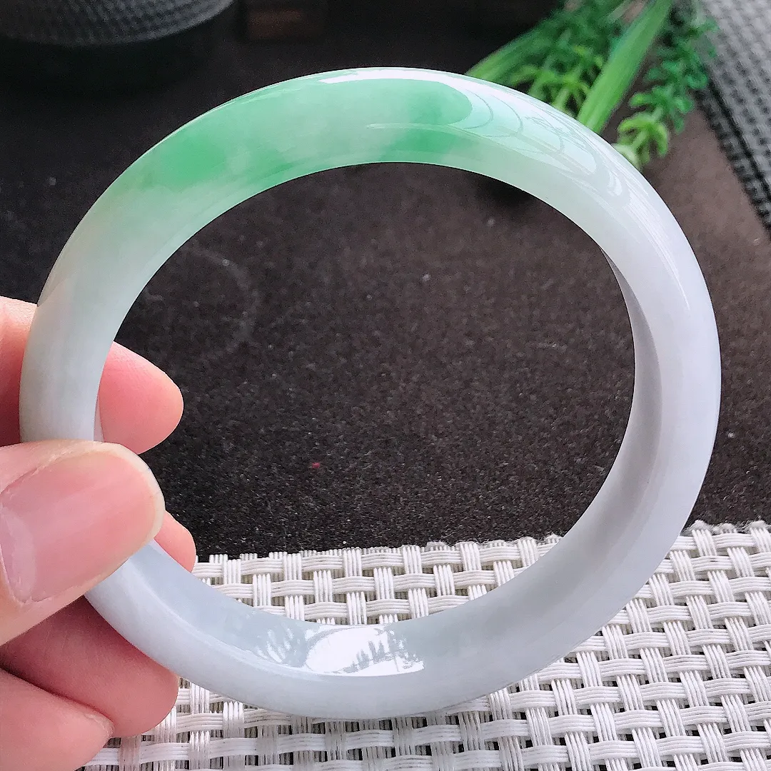 天然A货翡翠62.5/12.4/8.5老坑精美温润飘绿手镯大圈口宽边玉镯