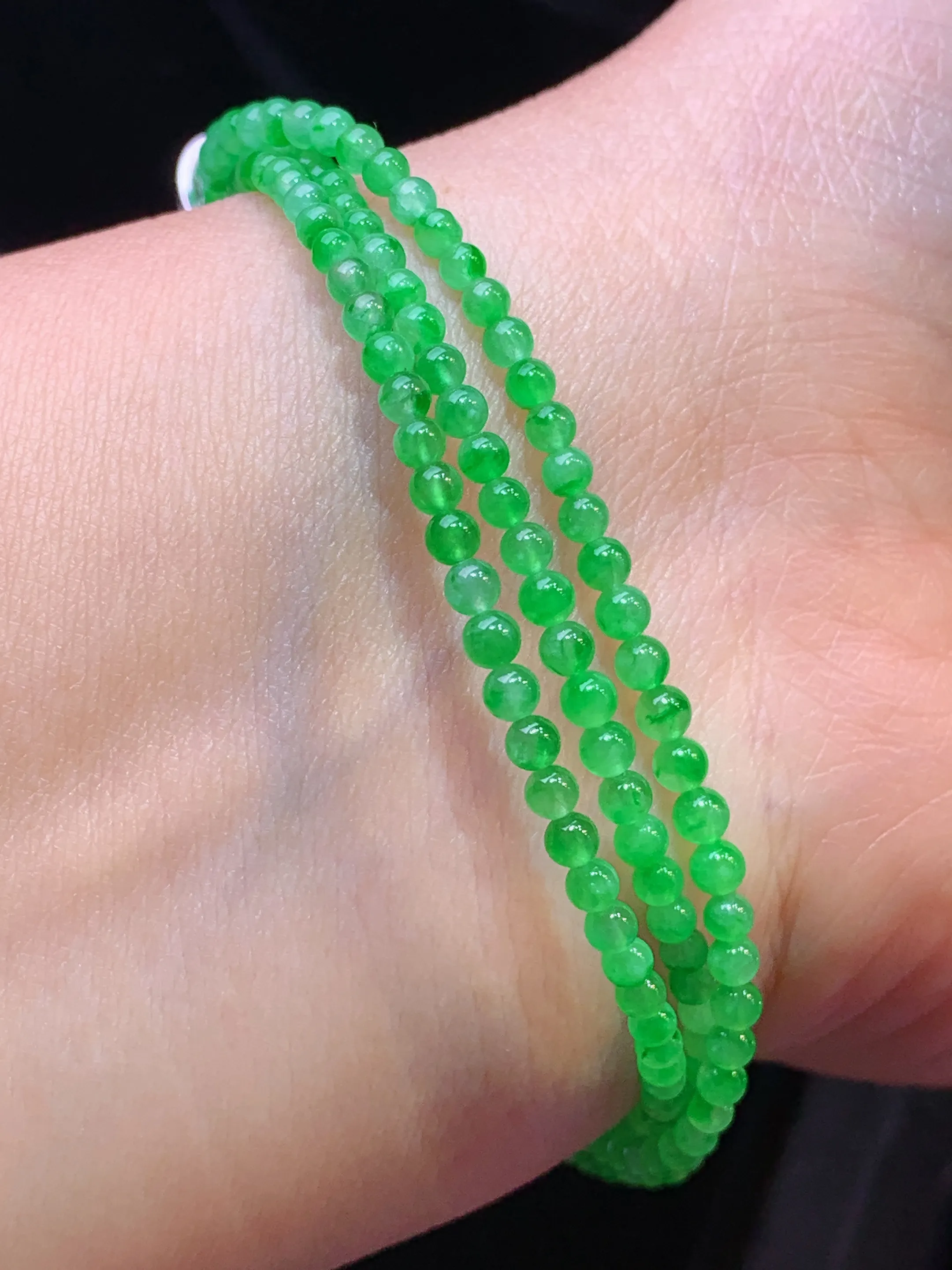 翠绿小米珠手链 玉质细腻 色泽清新艳丽 整体尺寸2.8