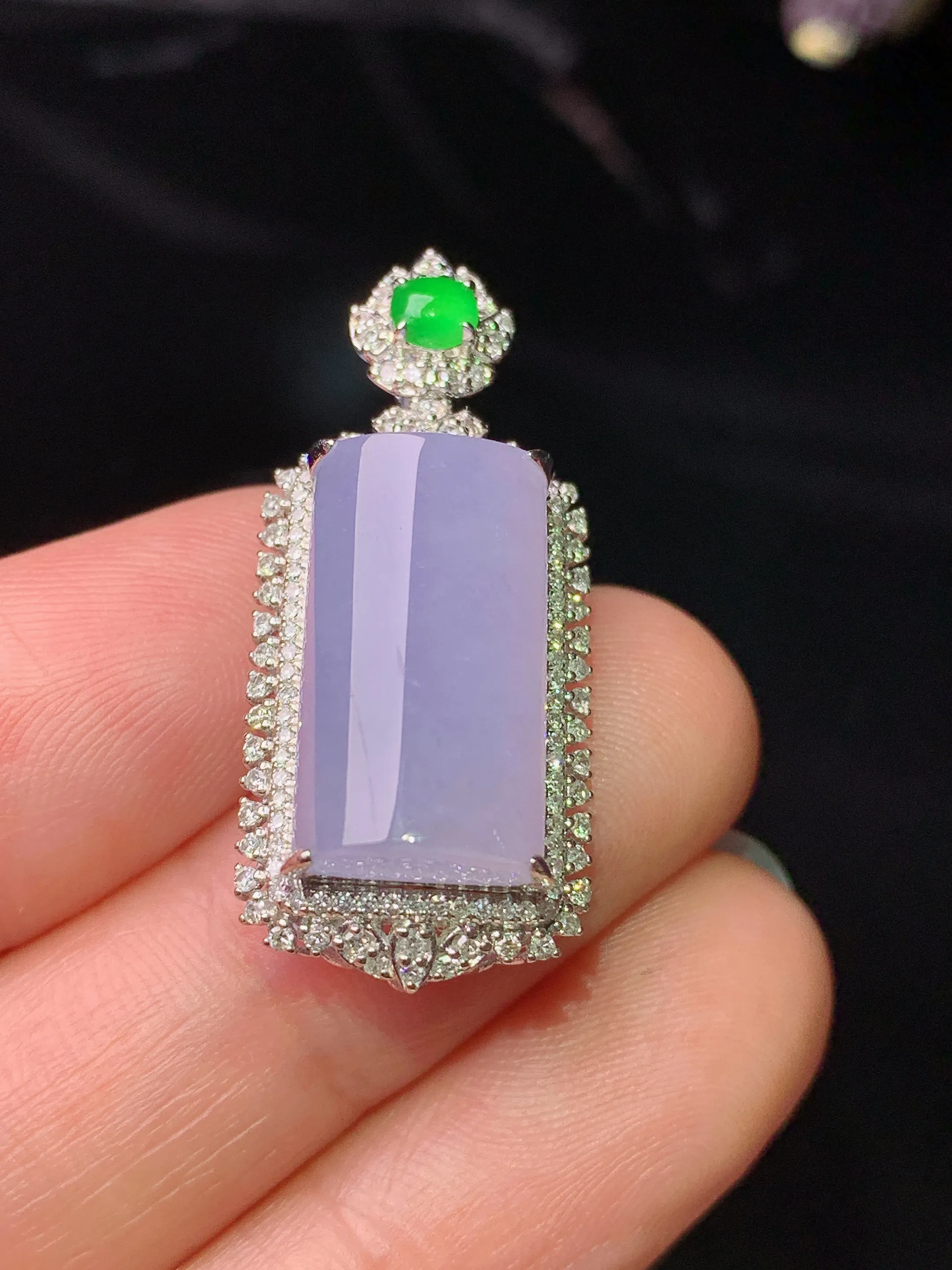 18k金钻镶嵌冰紫罗兰玉柱吊坠 玉质细腻 色泽清新艳丽 整体尺寸31.2*13.5*10.5