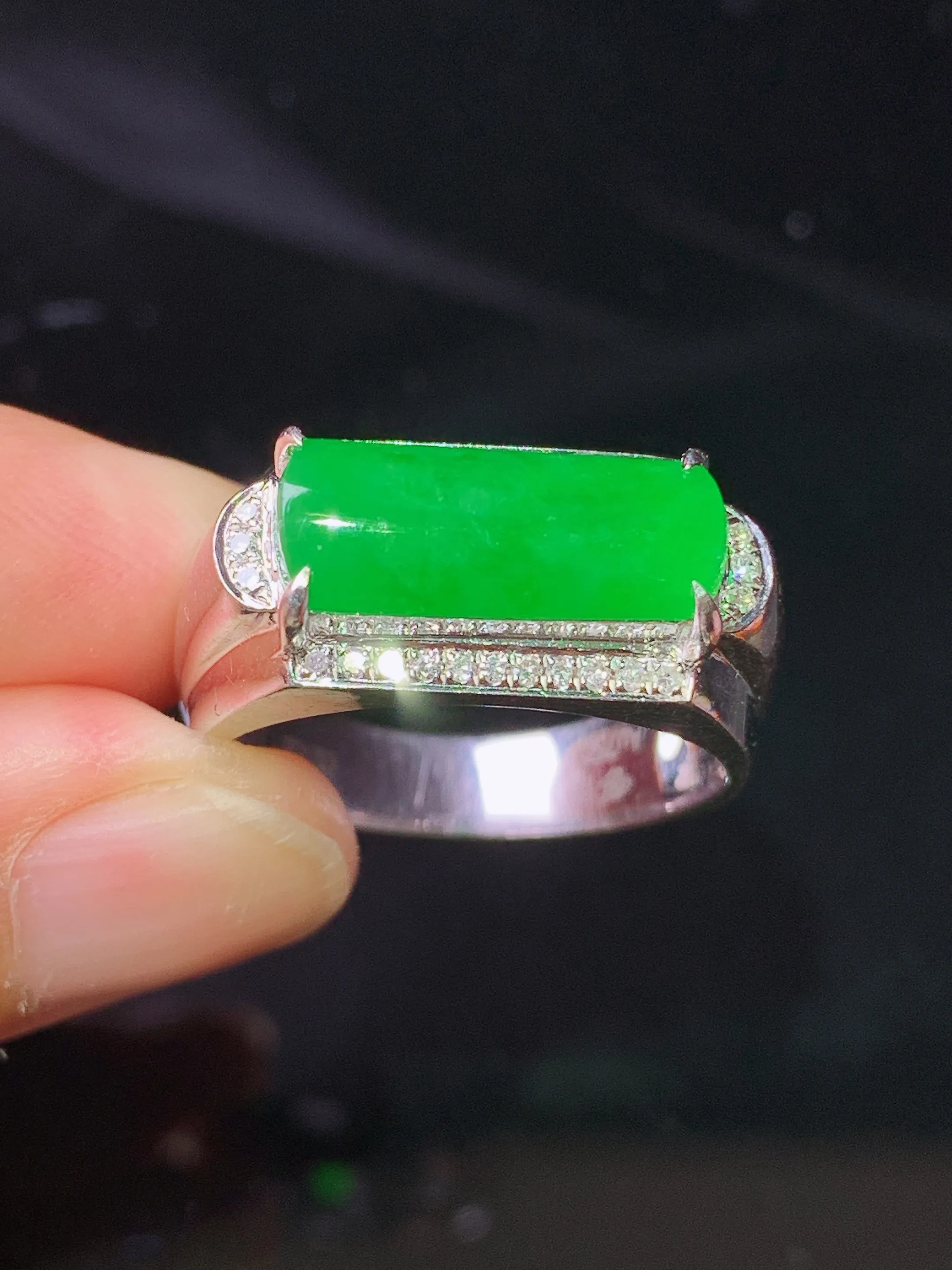 18k金钻镶嵌满绿玉柱戒指 玉质细腻 色泽清新艳丽 圈口18.5 裸石尺寸6*18*3.3