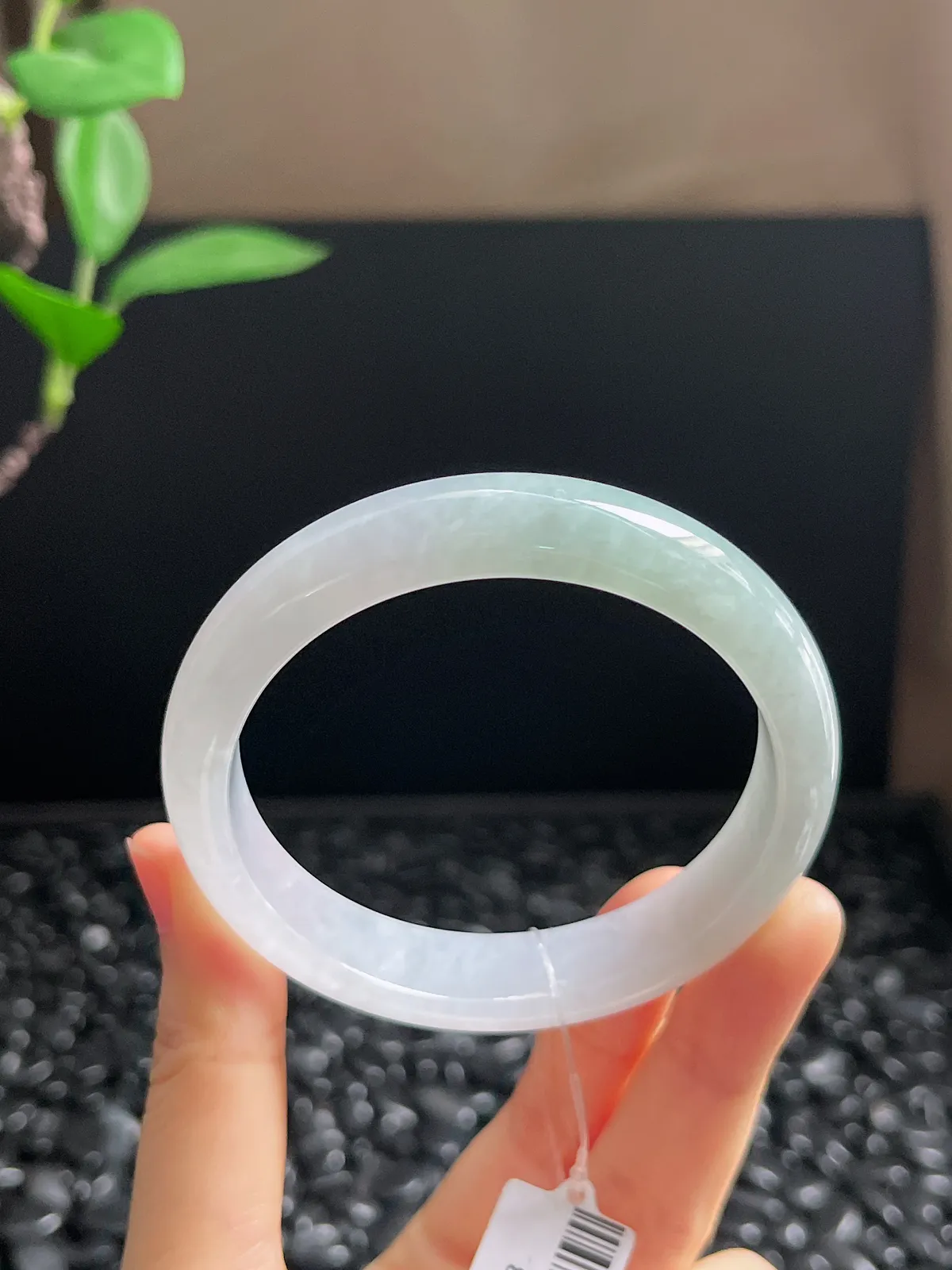 正圈56圈口，翡翠冰糯种淡绿色手镯