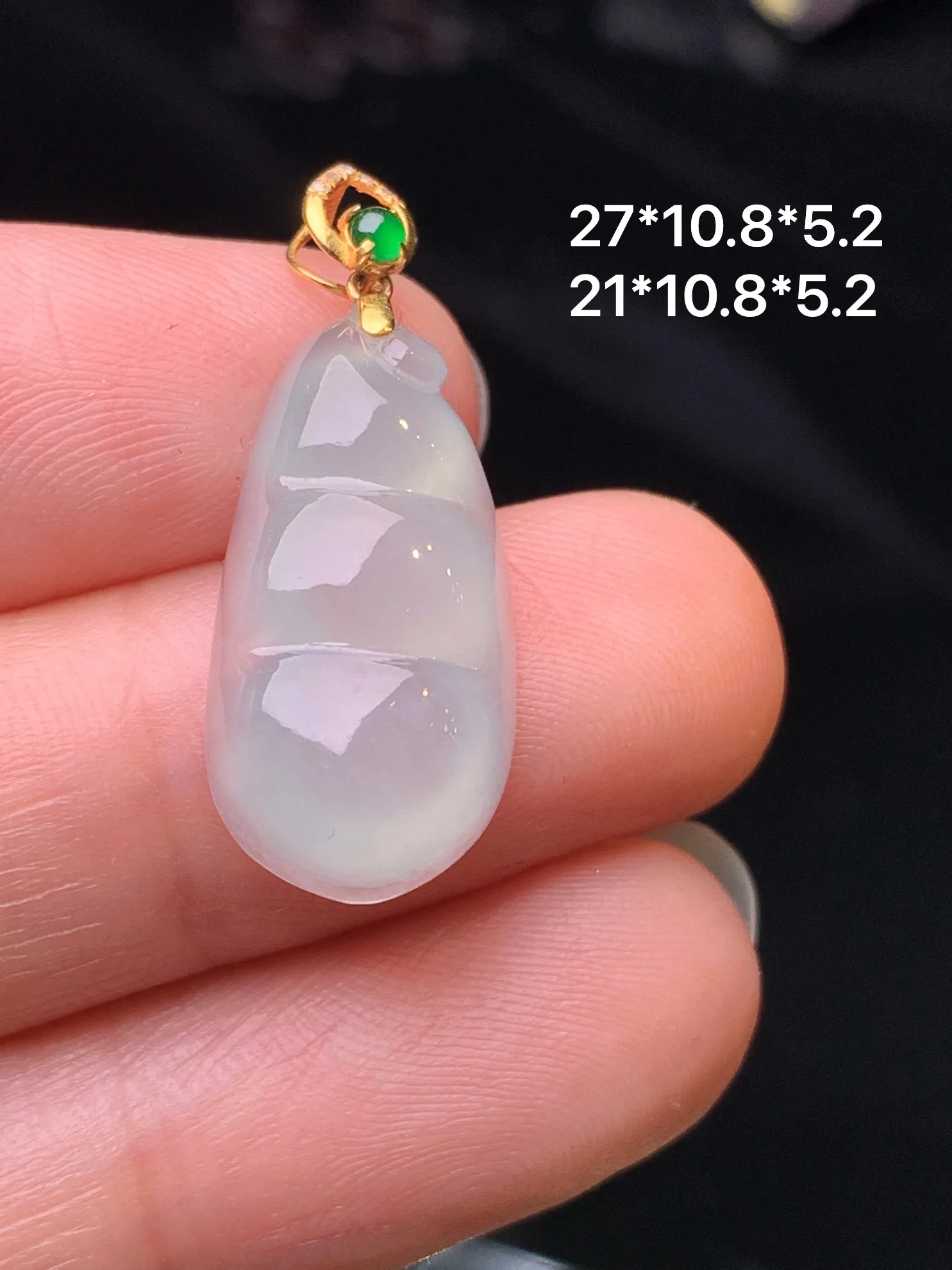 18k金镶嵌冰种四季豆吊坠 玉质细腻 色泽清新艳丽 整体尺寸27*10.8*5.2