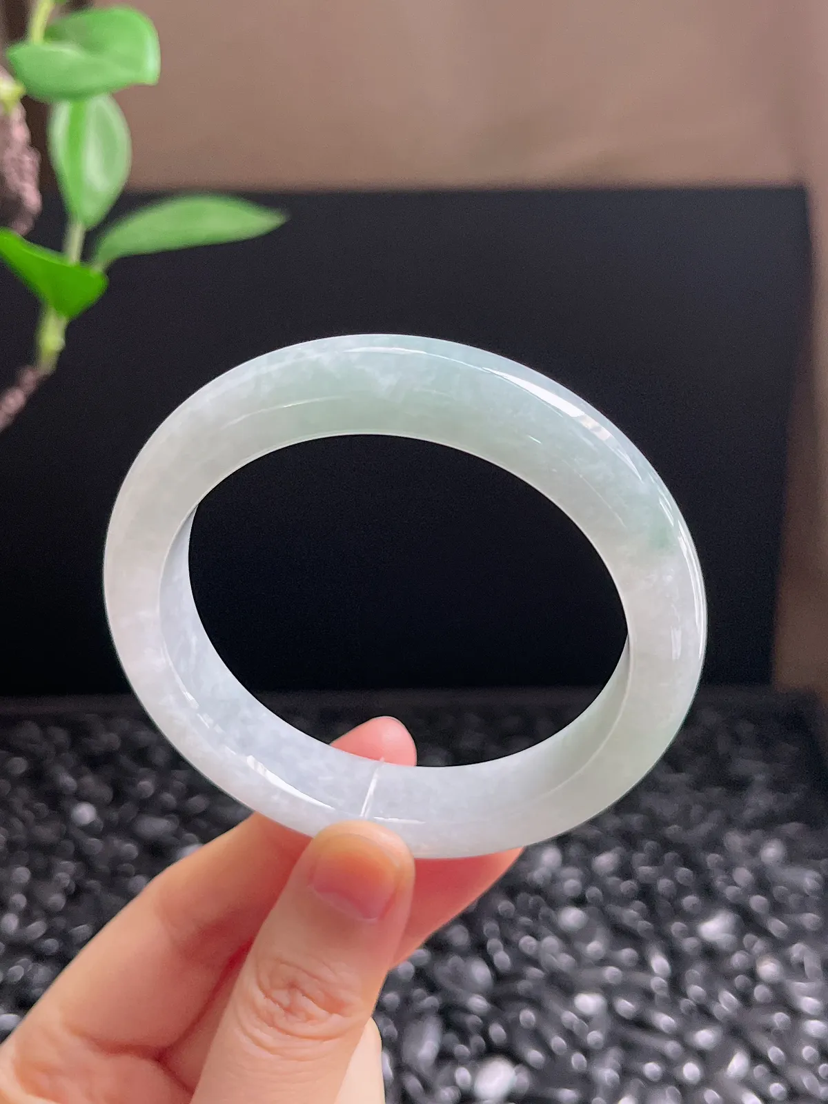 正圈56.2圈口，翡翠冰糯种飘绿手镯