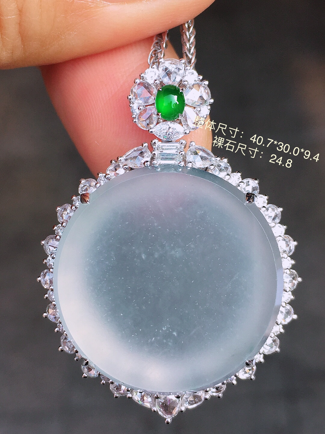 冰种平安扣吊坠，玉质细腻，荧光感超
强，饱满圆润，尽显优雅气质，18k
金豪华镶嵌