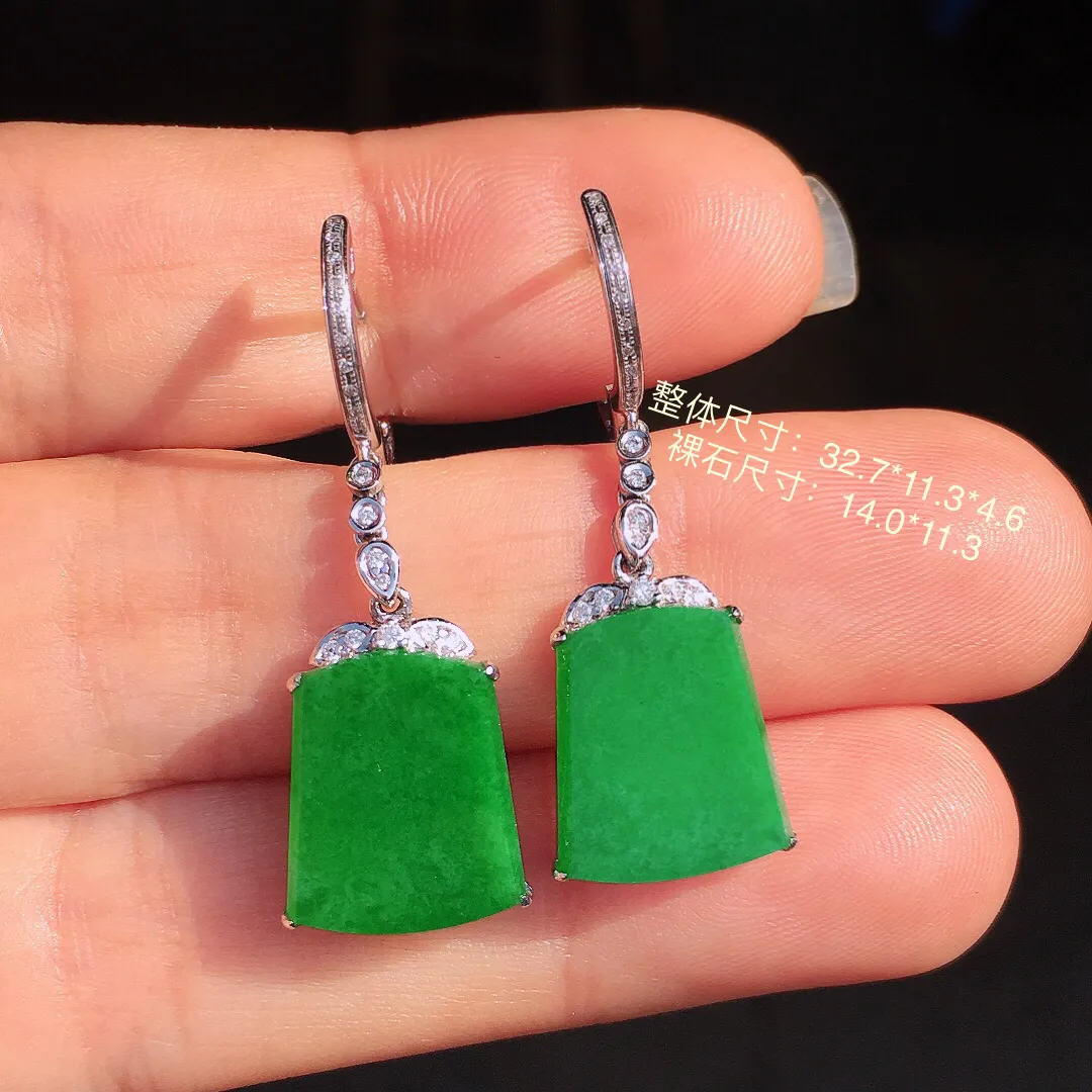 阳绿无事牌耳坠，色泽均匀艳丽，玉质细腻，荧光感超
强，饱满圆润，尽显优雅气质，18k
金豪华镶嵌