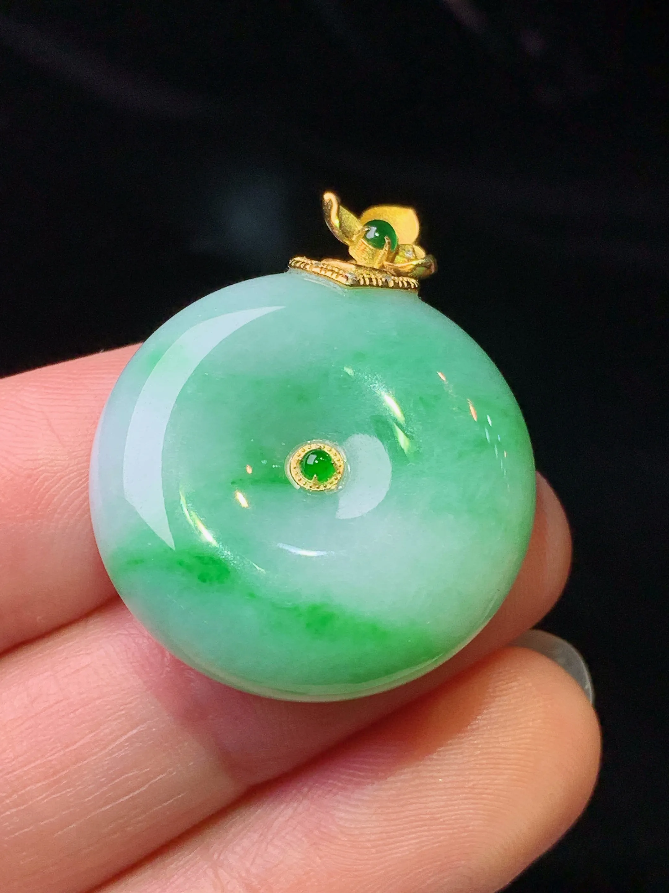 18k金镶嵌飘绿平安扣吊坠 玉质细腻 色泽清新艳丽 整体尺寸32.2*24.7*8.2