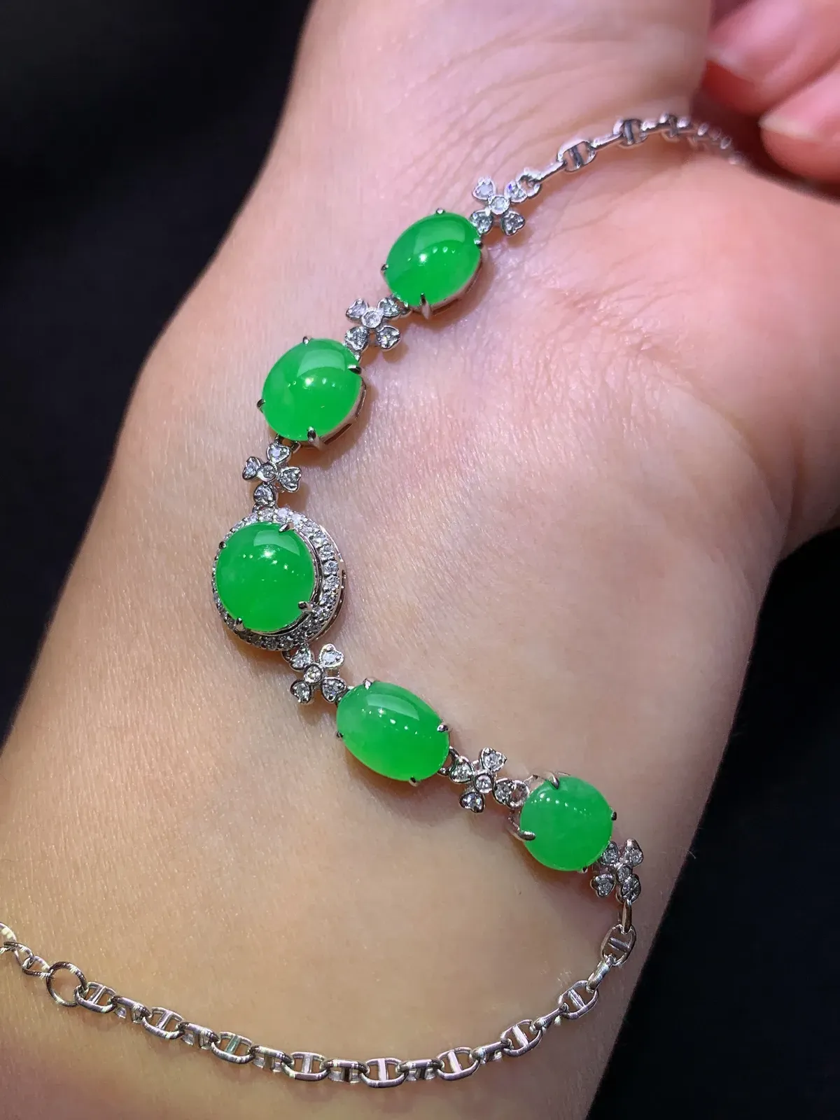 阳绿蛋面手链，18k金镶嵌，款式精美，冰润色阳，种水足，Lp 尺寸7.7*6.4*2.2