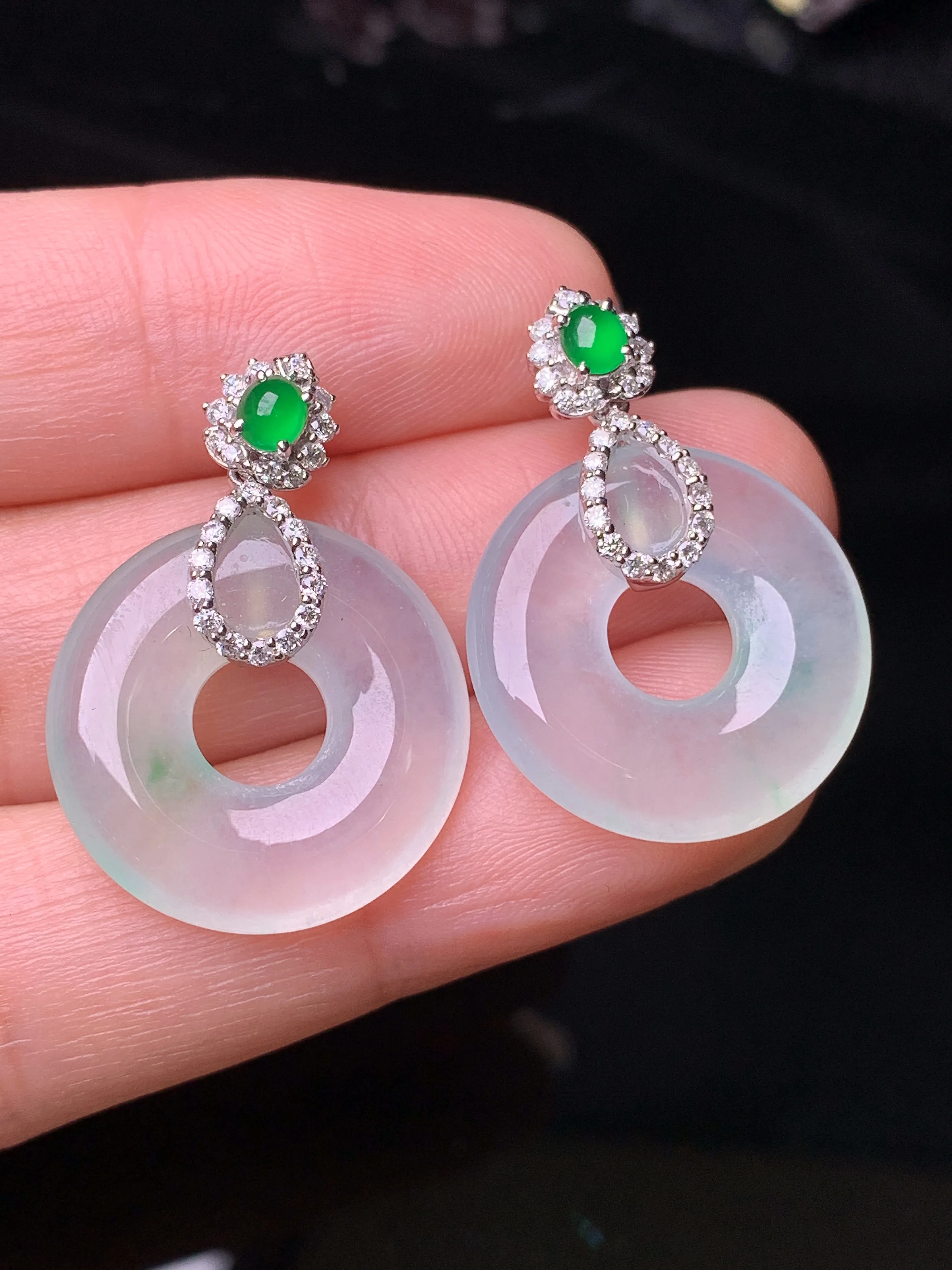 18k金钻镶嵌冰种平安环耳坠 玉质细腻 色泽清新艳丽 整体尺寸27*19*3.6