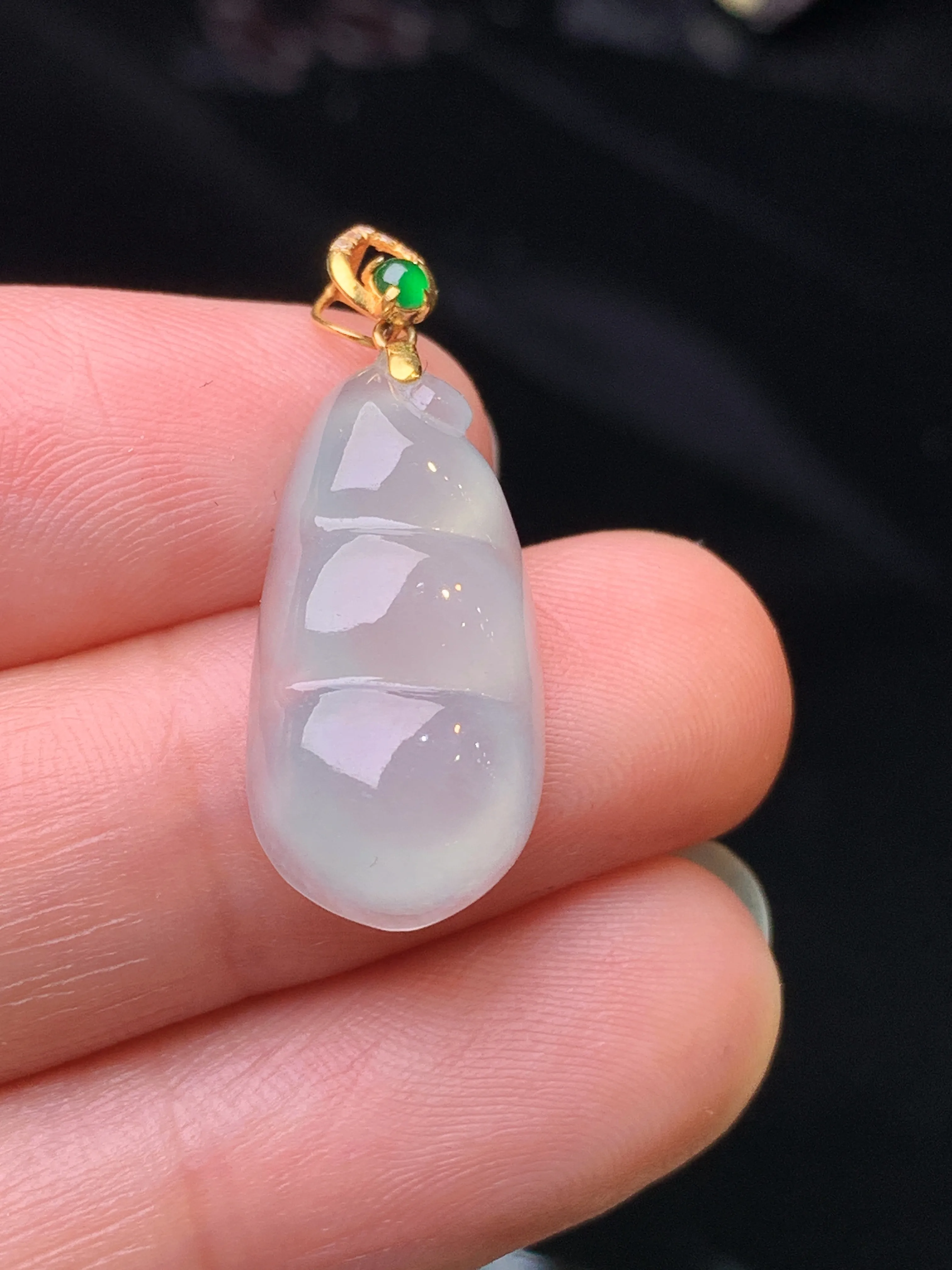 18k金镶嵌冰种四季豆吊坠 玉质细腻 色泽清新艳丽 整体尺寸27*10.8*5.2