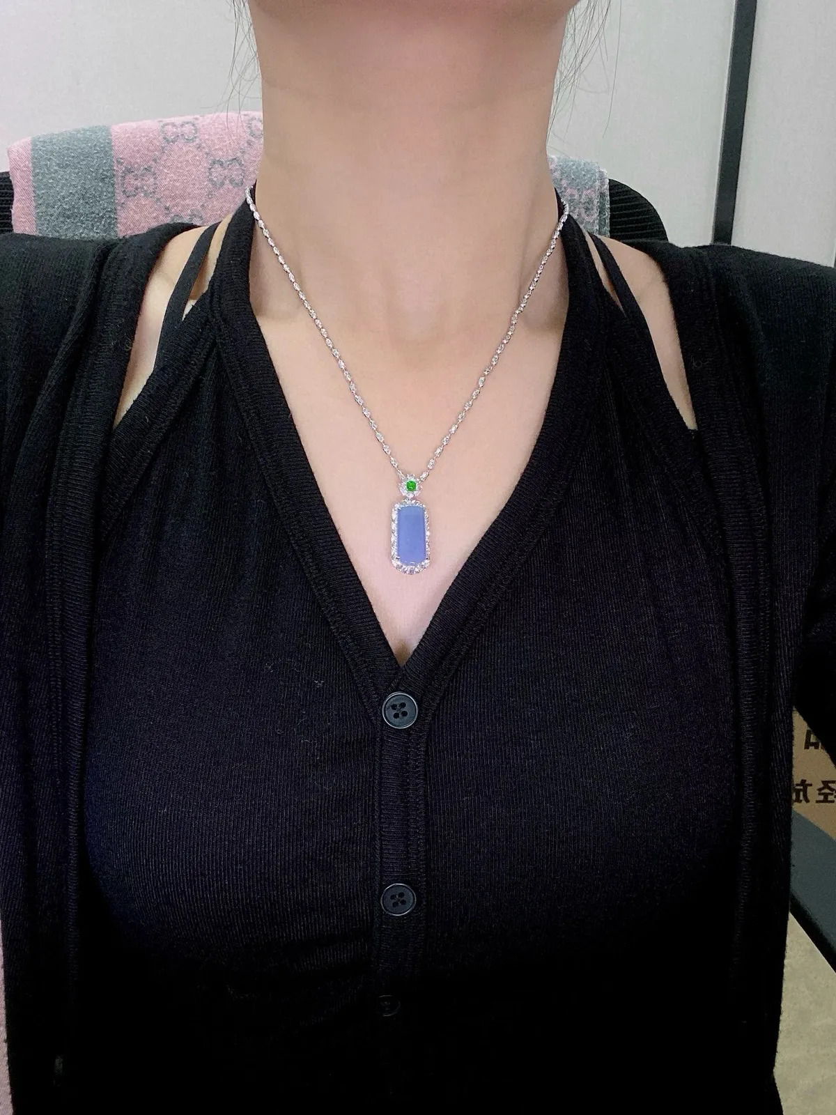 【冰种紫无事柱吊坠】质地细腻，光泽度不错，18k金钻镶嵌，裸石尺寸18.4*9.2*3.6毫米