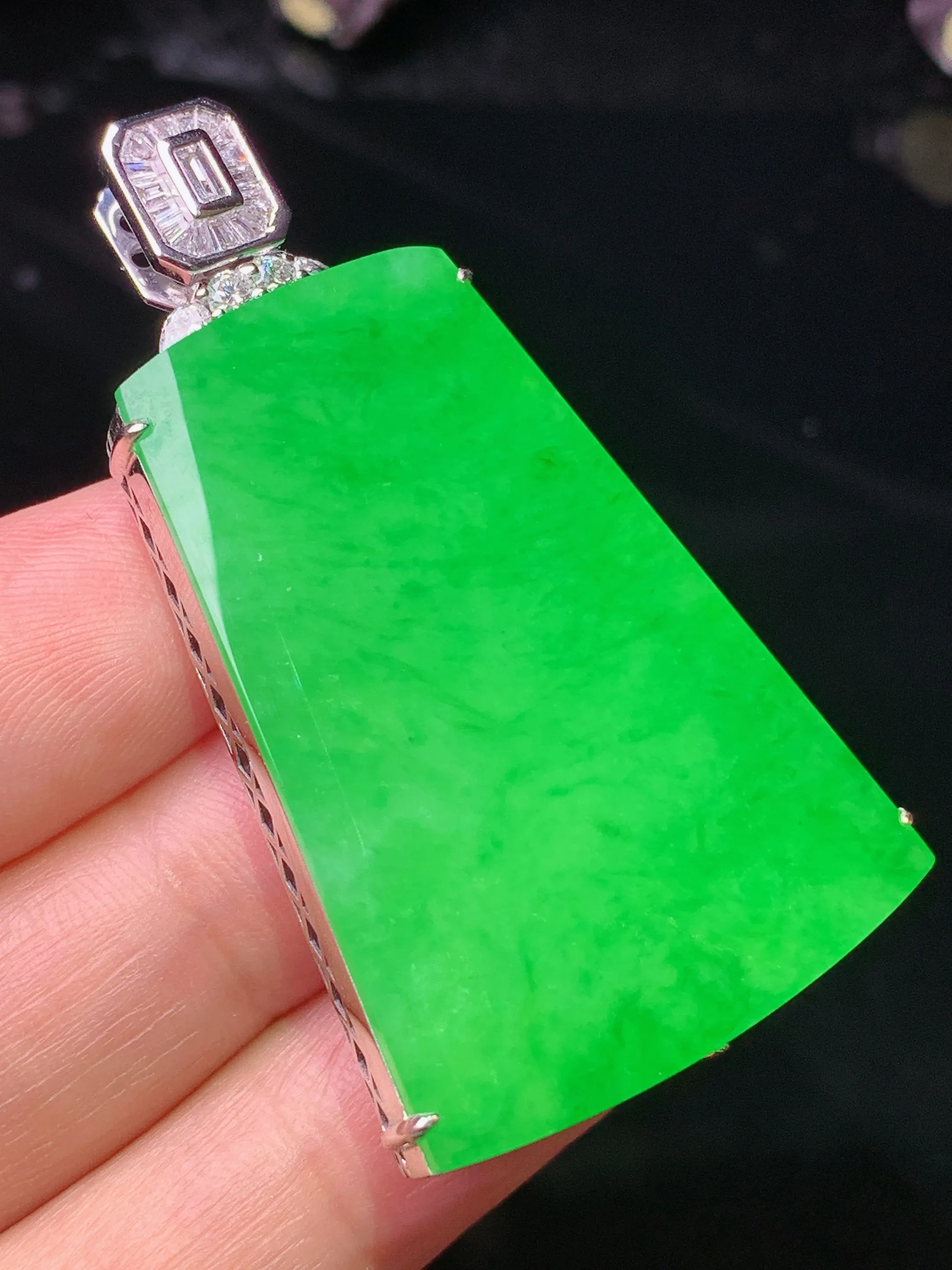 18k金钻镶嵌满绿无事牌吊坠 玉质细腻 色泽清新艳丽 整体尺寸48.6*27.8*9.2