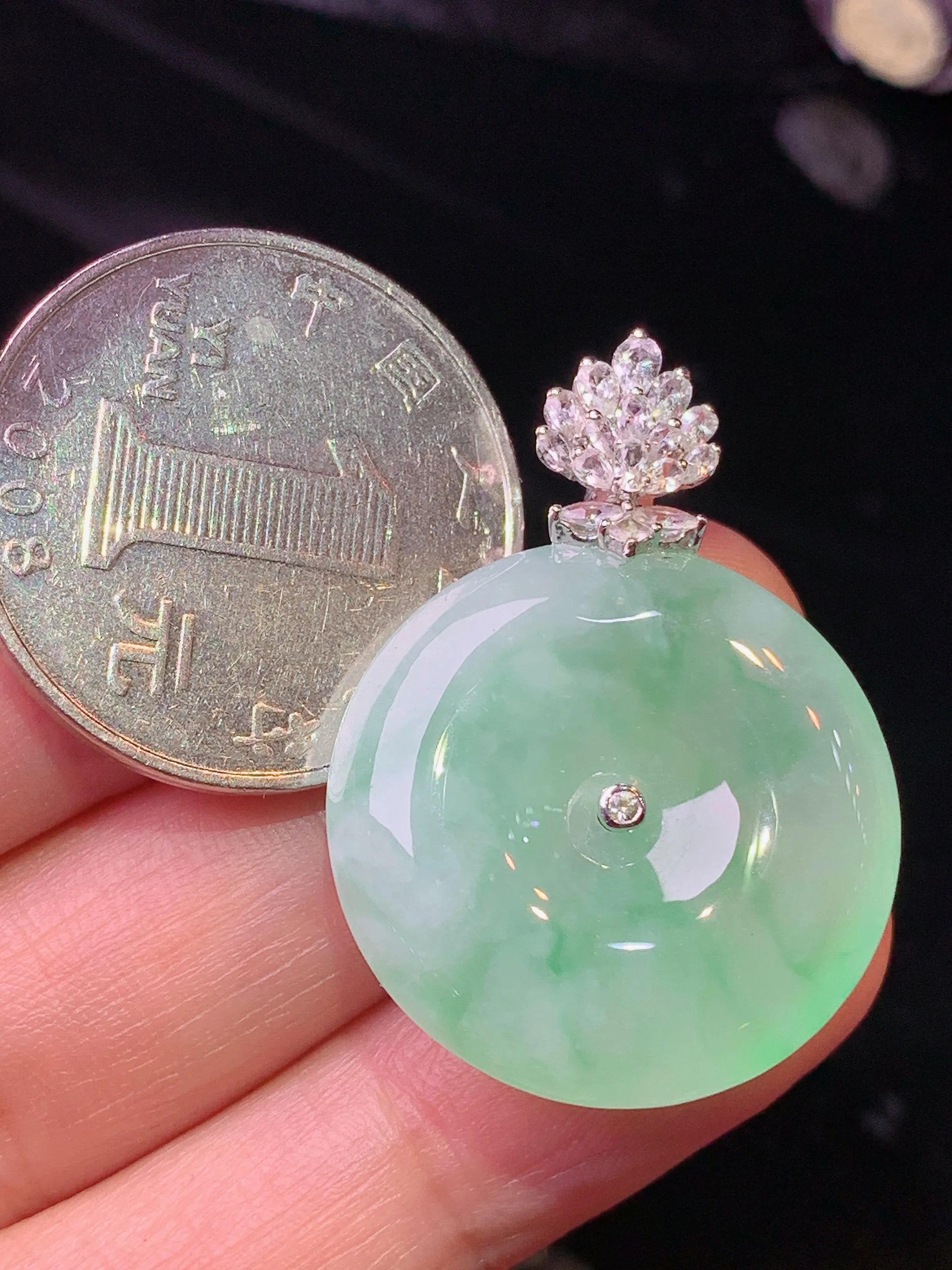 18k金钻镶嵌飘绿平安扣吊坠 玉质细腻 色泽清新艳丽 整体尺寸33.8*24.5*6.2