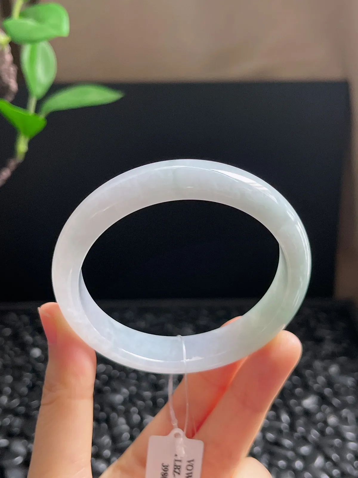 正圈56圈口，翡翠冰糯种淡绿色手镯