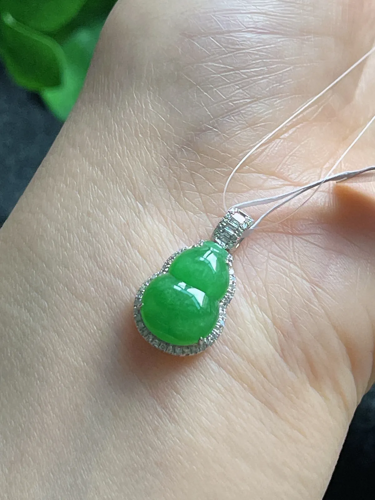 18k金镶嵌翡翠糯化种绿色葫芦