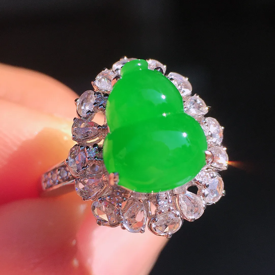 阳绿葫芦戒指，色泽均匀艳丽，玉质细腻，荧光感超
强，饱满圆润，尽显优雅气质，18k
金豪华镶嵌