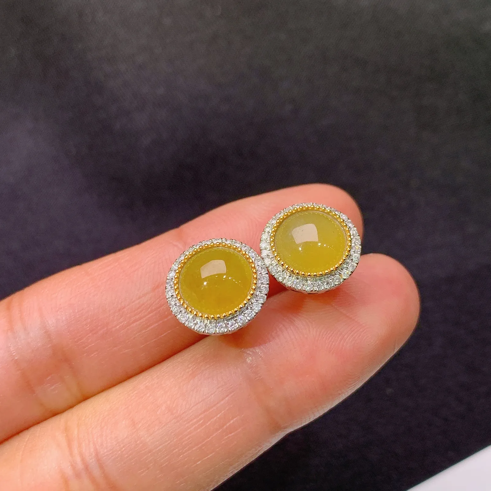 冰黄翡蛋面耳钉，18k金镶嵌，色泽鲜艳，水色超佳 尺寸10.9*4.5