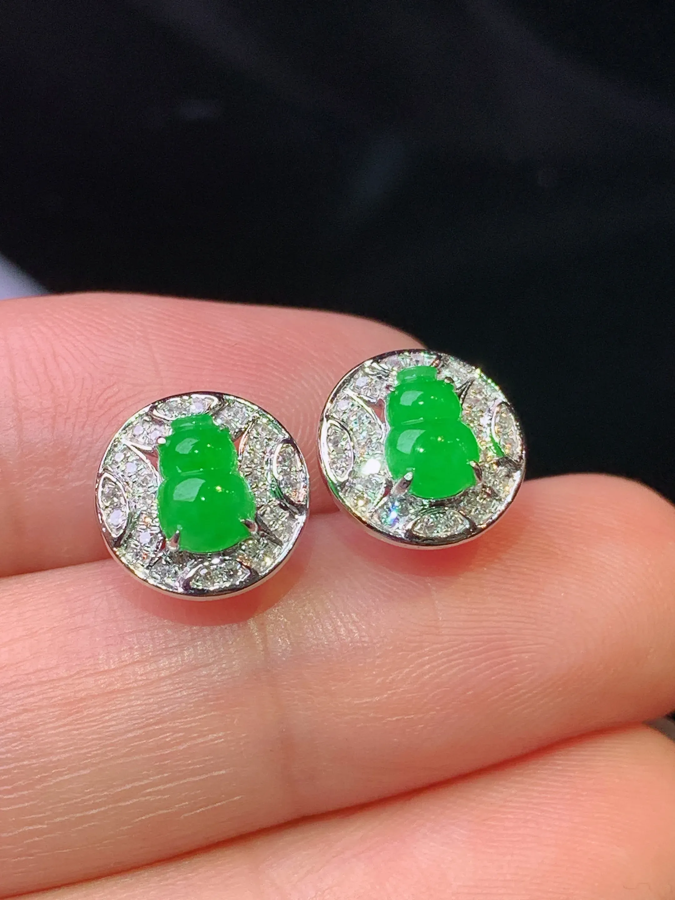 18k金钻镶嵌满绿葫芦耳钉 玉质细腻 色泽清新艳丽 整体尺寸9.7*3