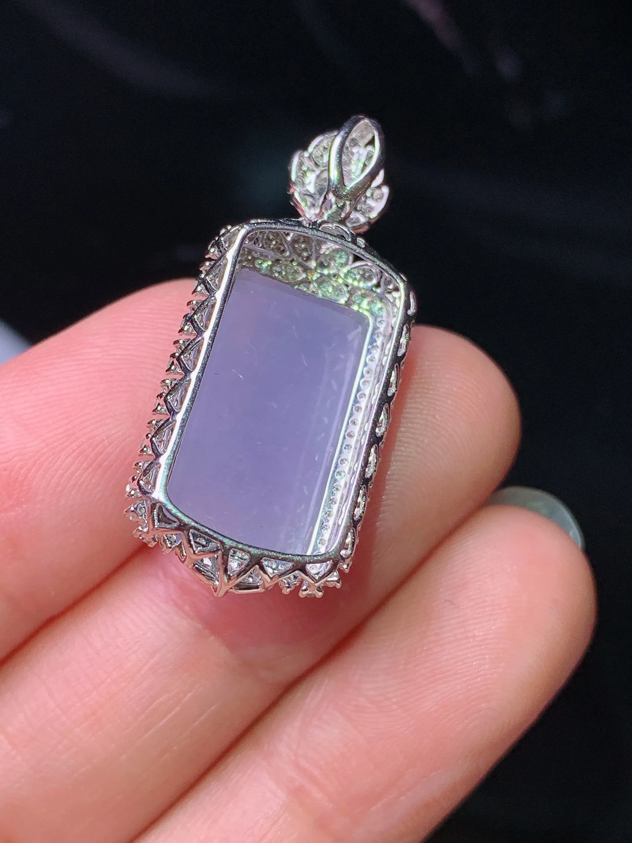 18k金钻镶嵌冰紫罗兰玉柱吊坠 玉质细腻 色泽清新艳丽 整体尺寸31.2*13.5*10.5