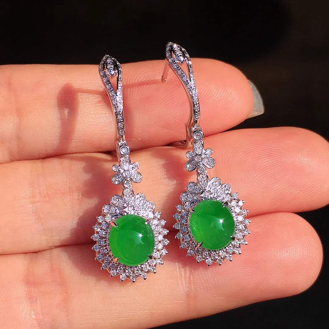 阳绿蛋面耳坠，色泽均匀艳丽，玉质细腻，荧光感超
强，饱满圆润，尽显优雅气质，18k
金豪华镶嵌