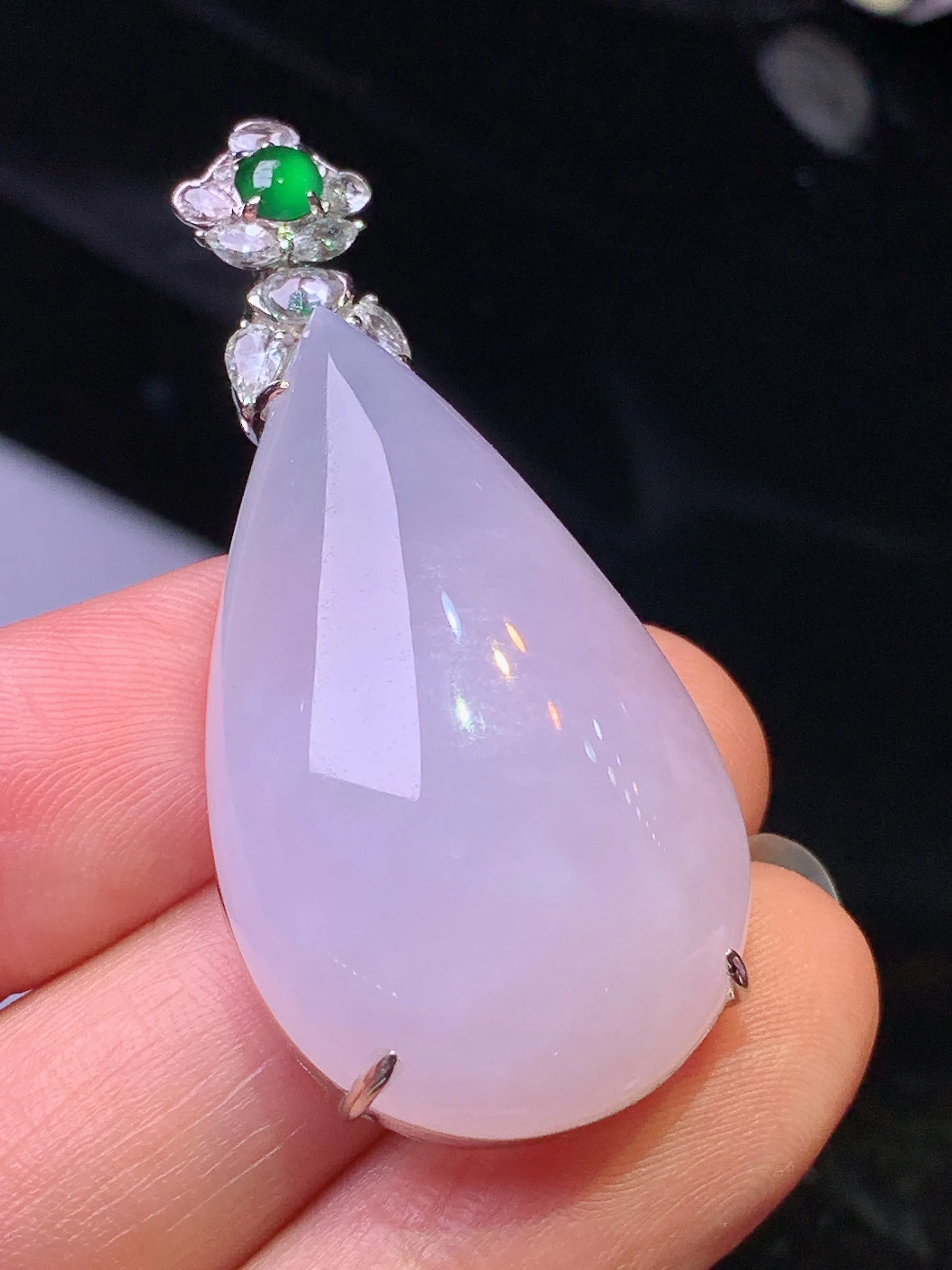 18k金钻镶嵌淡紫罗兰水滴吊坠 玉质细腻 色泽清新艳丽 整体尺寸46.5*21.5*11.2