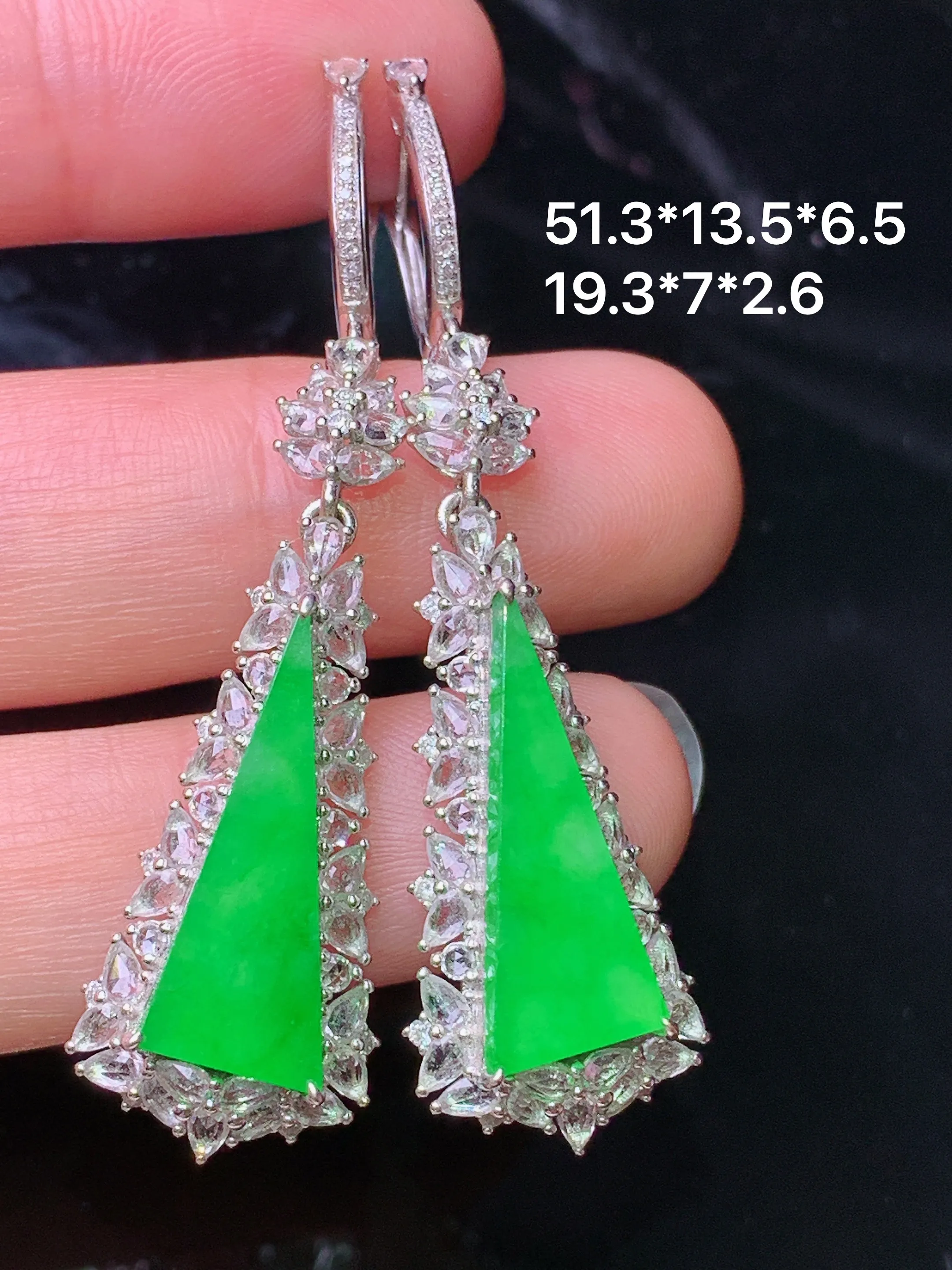 18k金钻镶嵌翠绿方形耳坠 玉质细腻 色泽清新艳丽 整体尺寸51.3*13.5*6.5