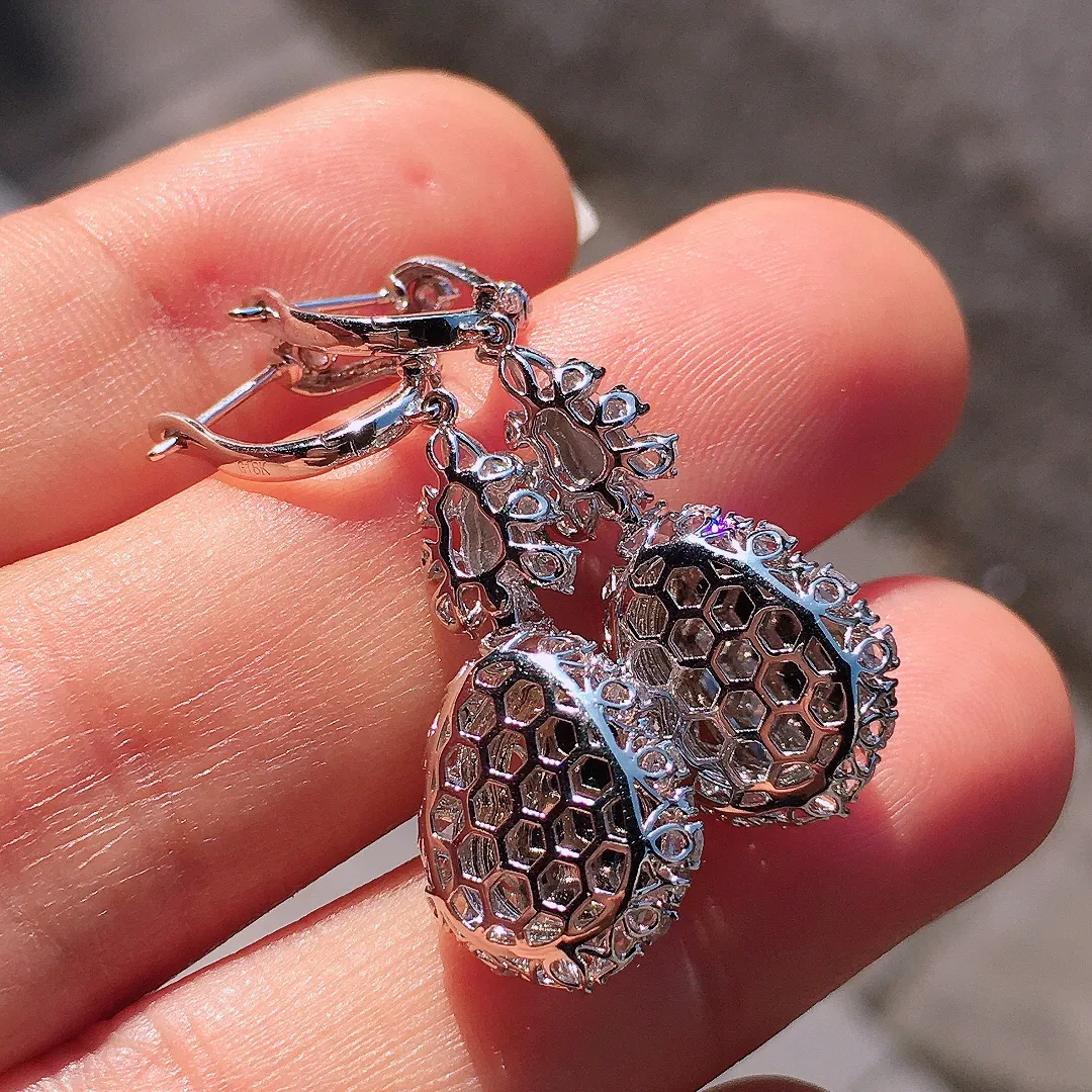 黄翡葫芦耳坠，色泽均匀艳丽，玉质细腻，荧光感超
强，饱满圆润，尽显优雅气质，18k
金豪华镶嵌