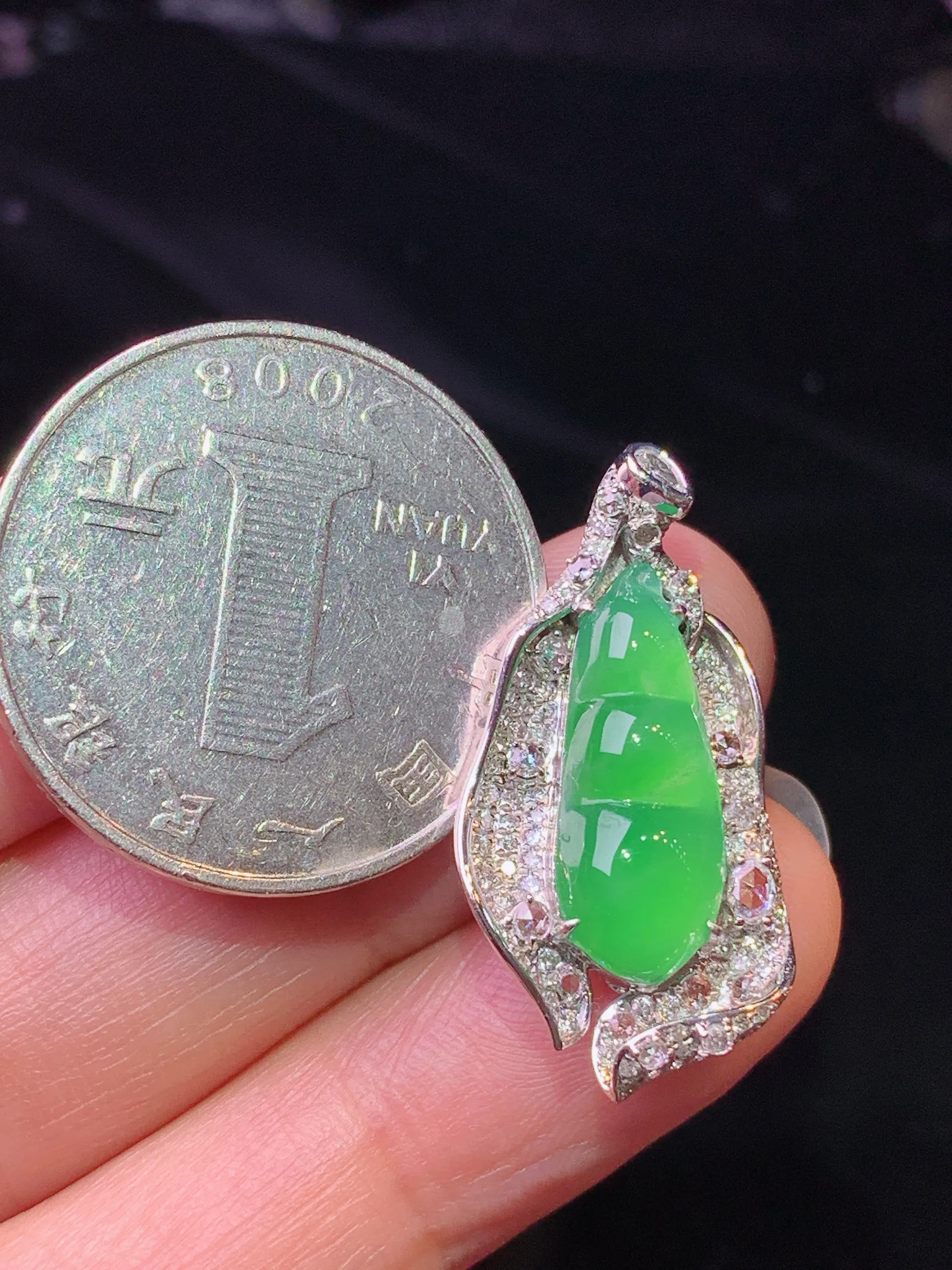 18k金钻镶嵌满绿四季豆吊坠 玉质细腻 色泽清新艳丽 整体尺寸28.5*14.5*7