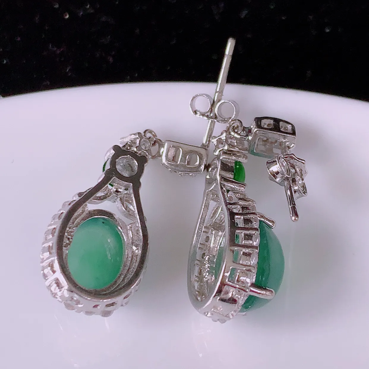 冰透满绿翡翠925银镶嵌耳坠，自然光实拍，翠色灵动，颜色漂亮，种老水足，品相佳，佩戴佳品！#97.20整体25*10*7裸石8.5*7.5