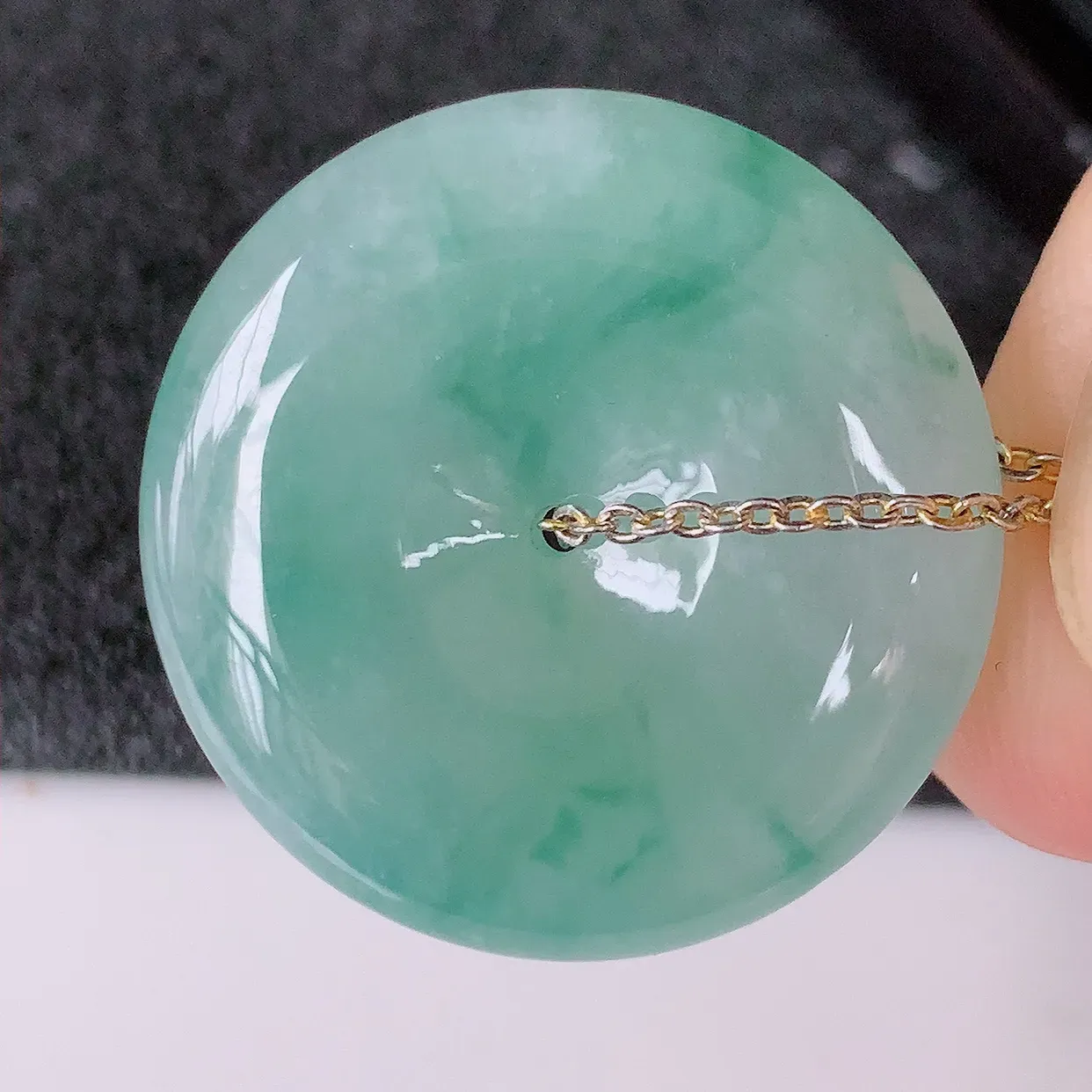 自然光实拍，冰种飘花翡翠平安扣吊坠，玉扣，平安是福；很美的料子，平安扣佩戴优雅迷人！#57.20