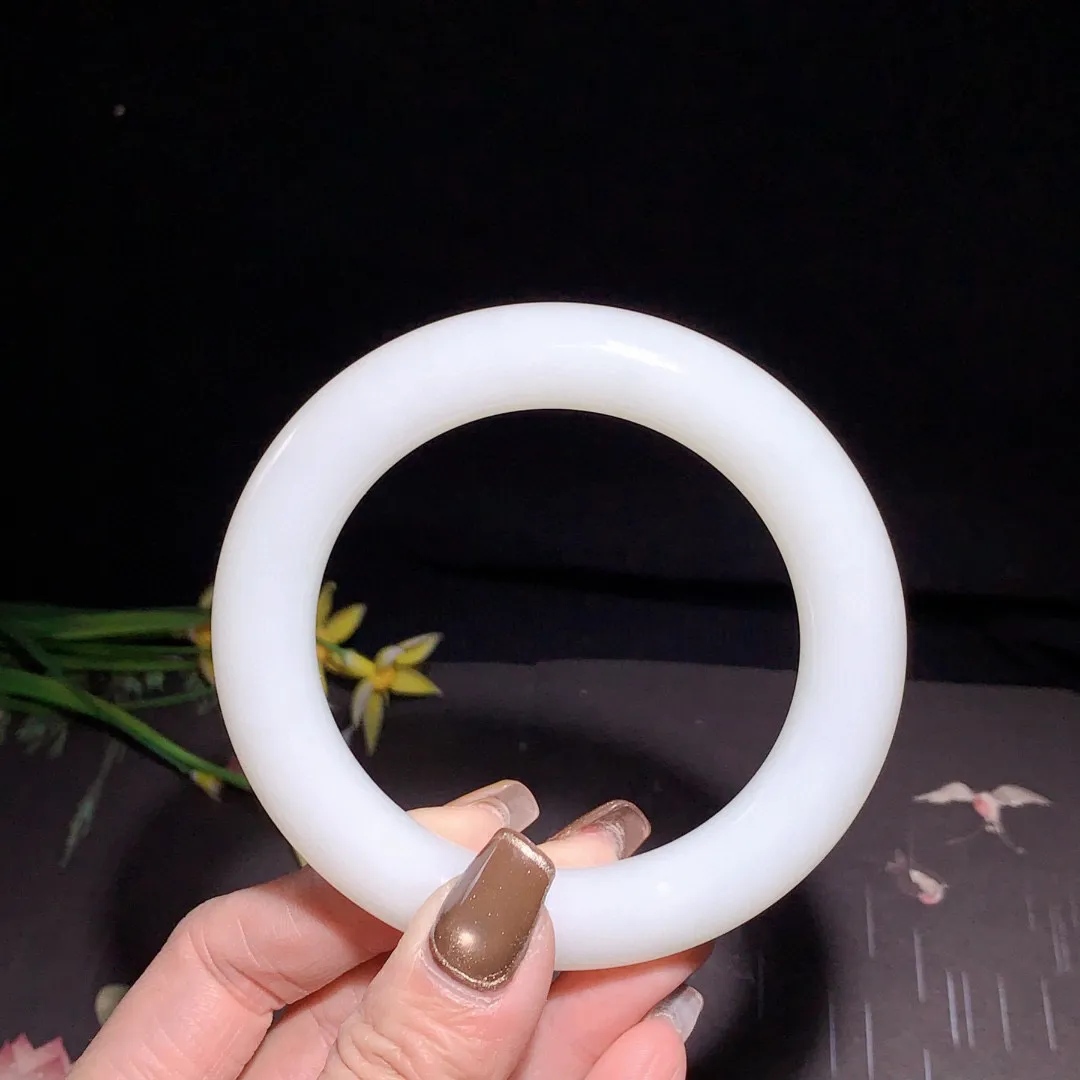 和田玉59.8圈口羊脂白肥圆条手镯！玉质细腻油润 底色纯净 无裂无杂 脂粉好，品质好！