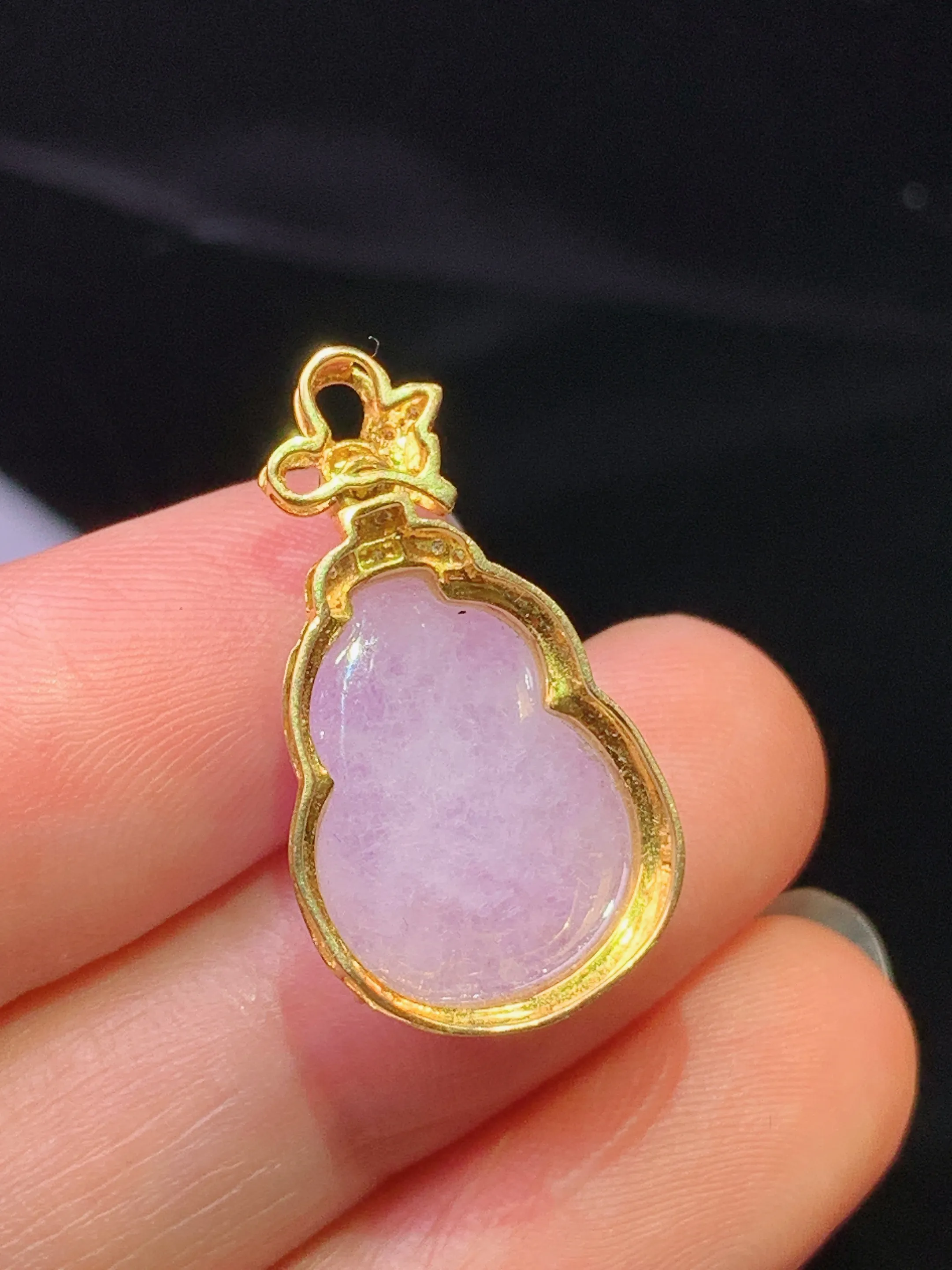 18k金钻镶嵌紫罗兰葫芦吊坠 玉质细腻 色泽清新艳丽 整体尺寸24.8*13.5*9.3