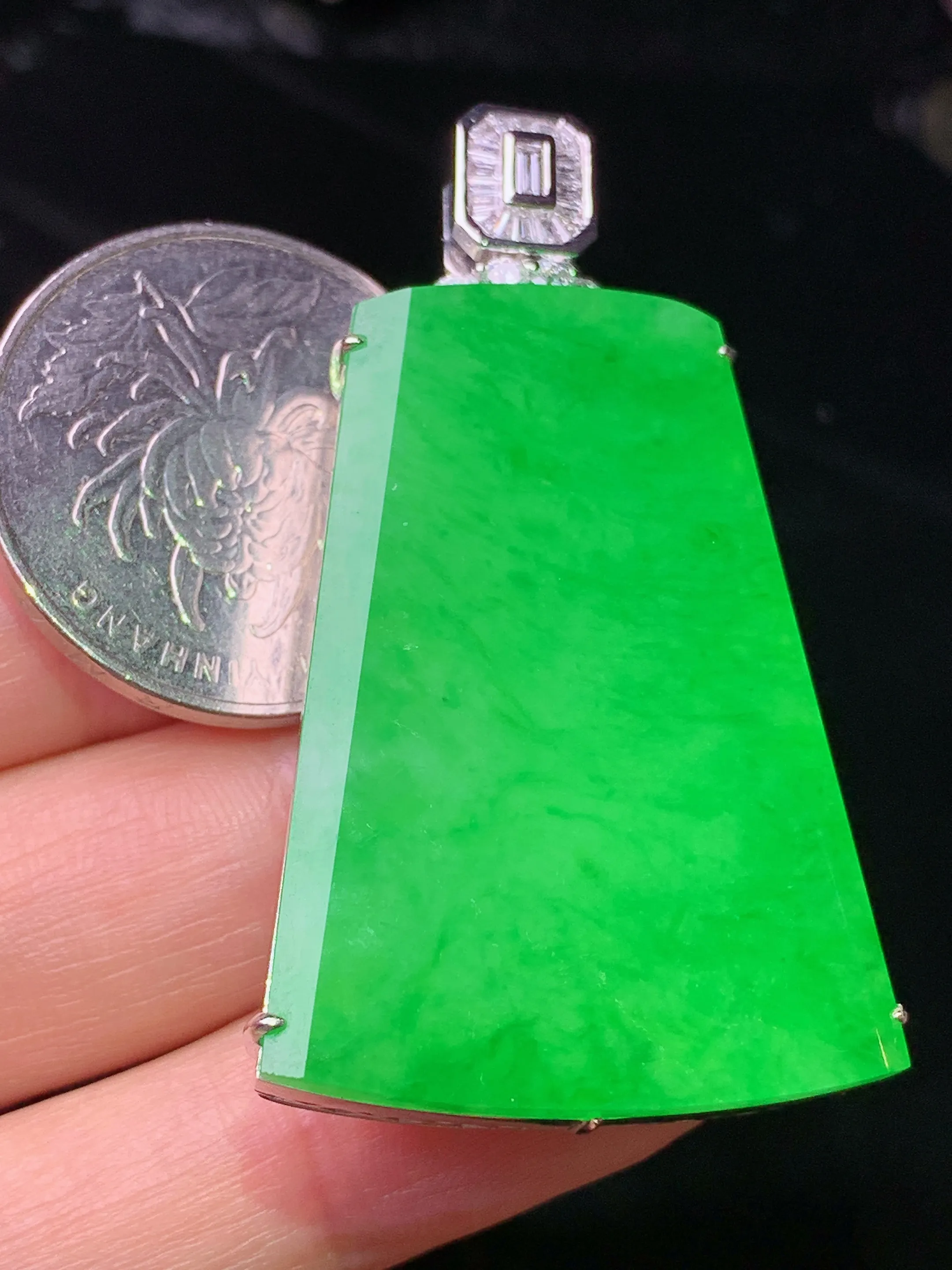 18k金钻镶嵌满绿无事牌吊坠 玉质细腻 色泽清新艳丽 整体尺寸48.6*27.8*9.2