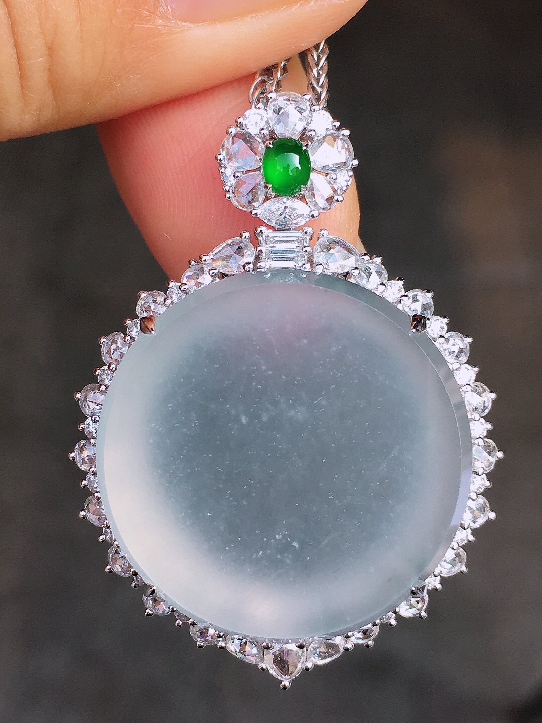 冰种平安扣吊坠，玉质细腻，荧光感超
强，饱满圆润，尽显优雅气质，18k
金豪华镶嵌