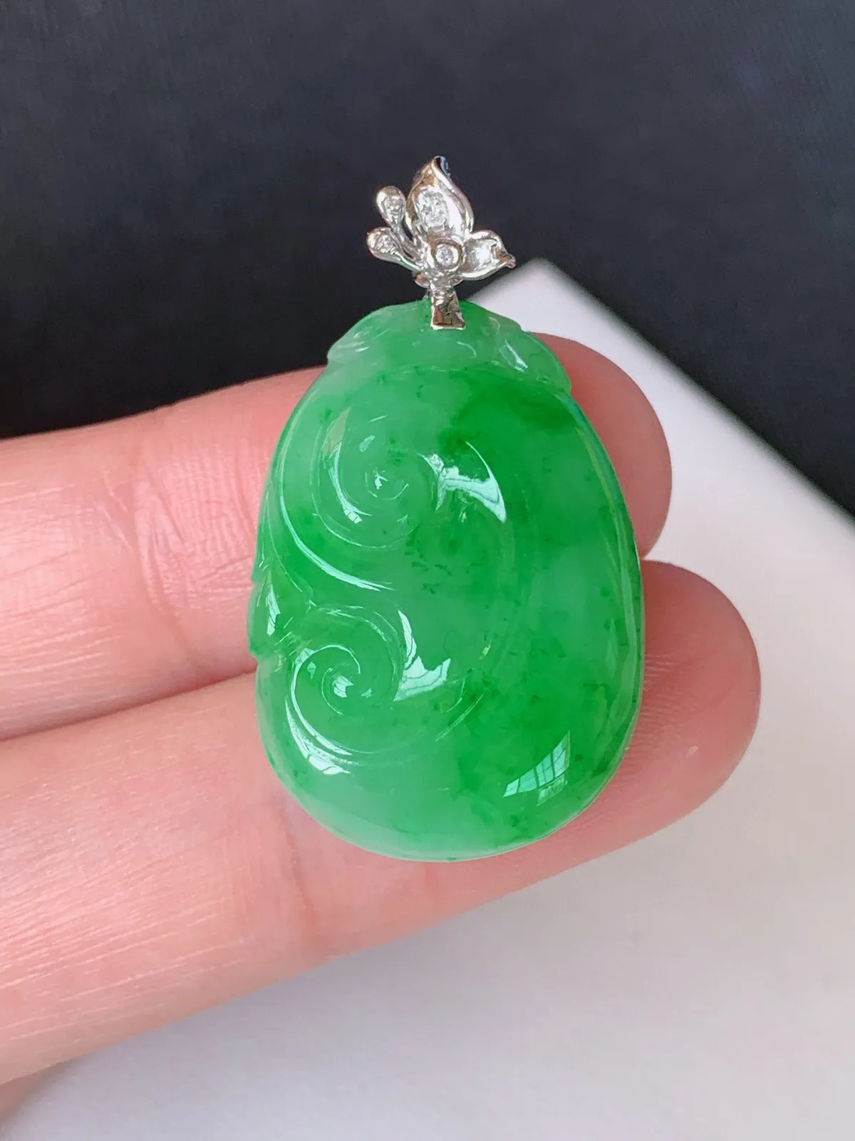 【18k镶嵌冰飘绿如意】完美
裸石尺寸：25.8/18.5/5.4
整体尺寸：32.5