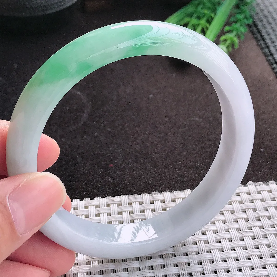 天然A货翡翠62.5/12.4/8.5老坑精美温润飘绿手镯大圈口宽边玉镯