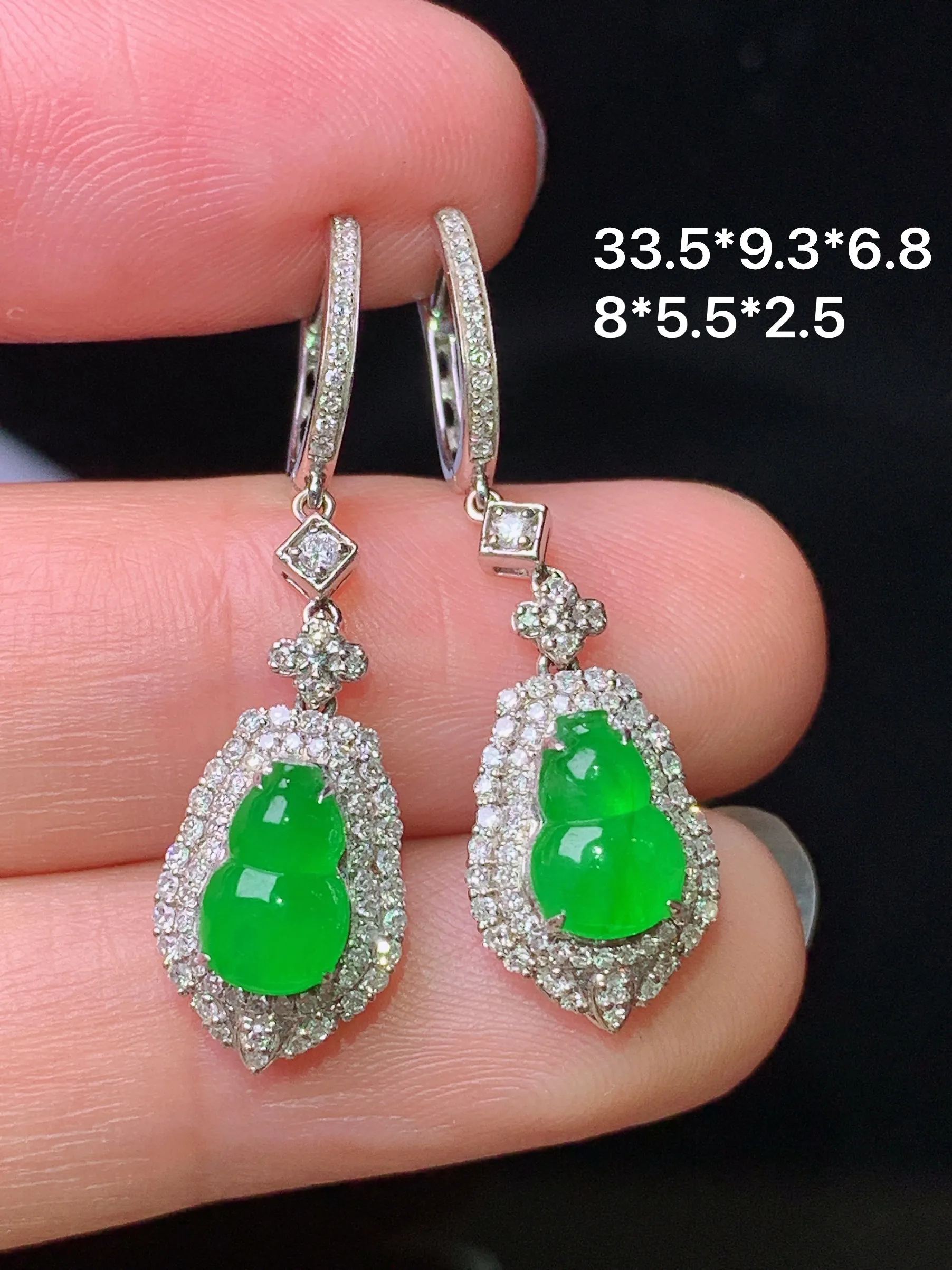 18k金钻镶嵌满绿葫芦耳坠 玉质细腻 色泽清新艳丽 整体尺寸33.5*9.3*6.8