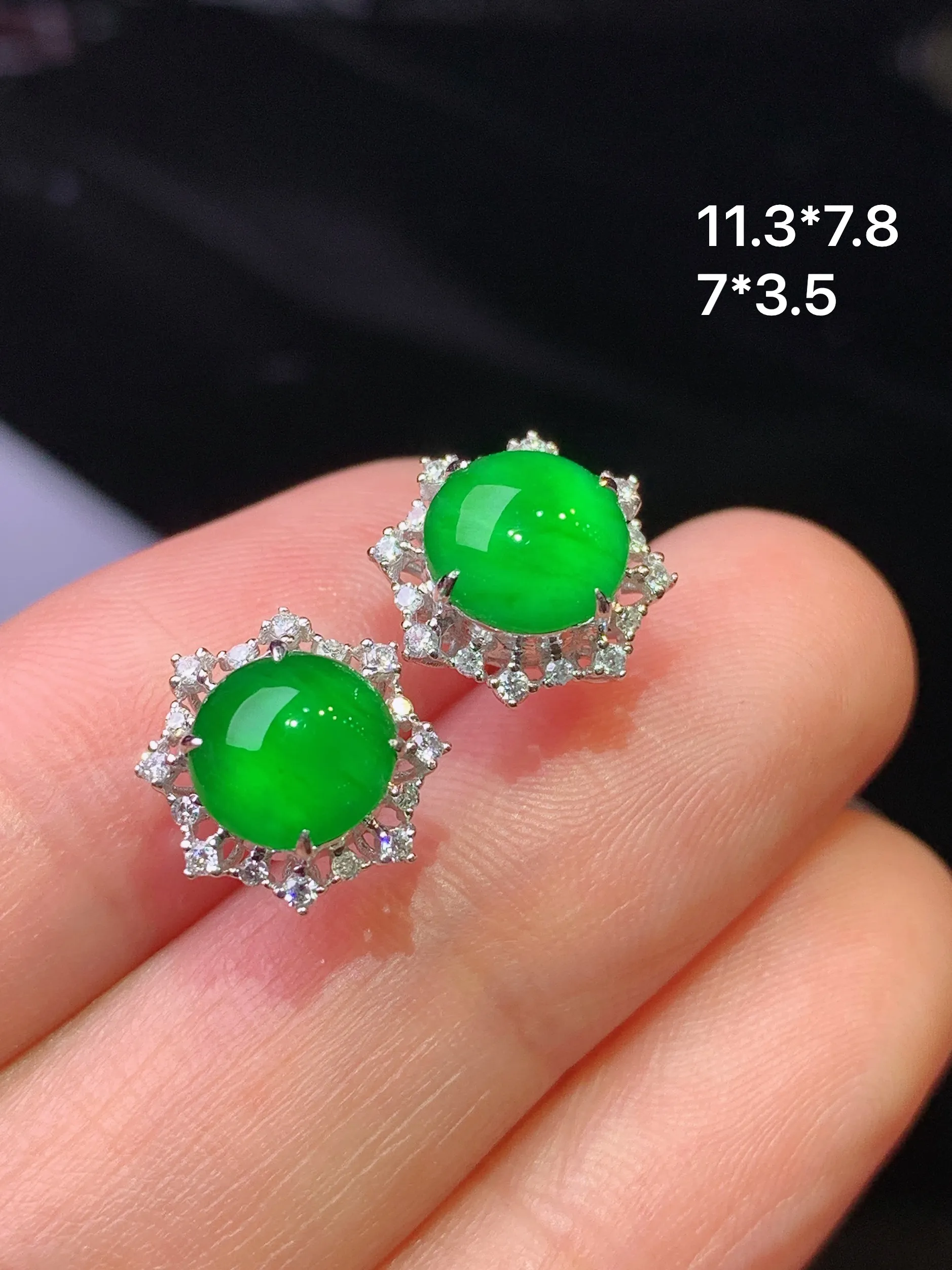 18k金钻镶嵌满绿蛋面耳钉 玉质细腻 色泽清新艳丽 整体尺寸11.3*7.8