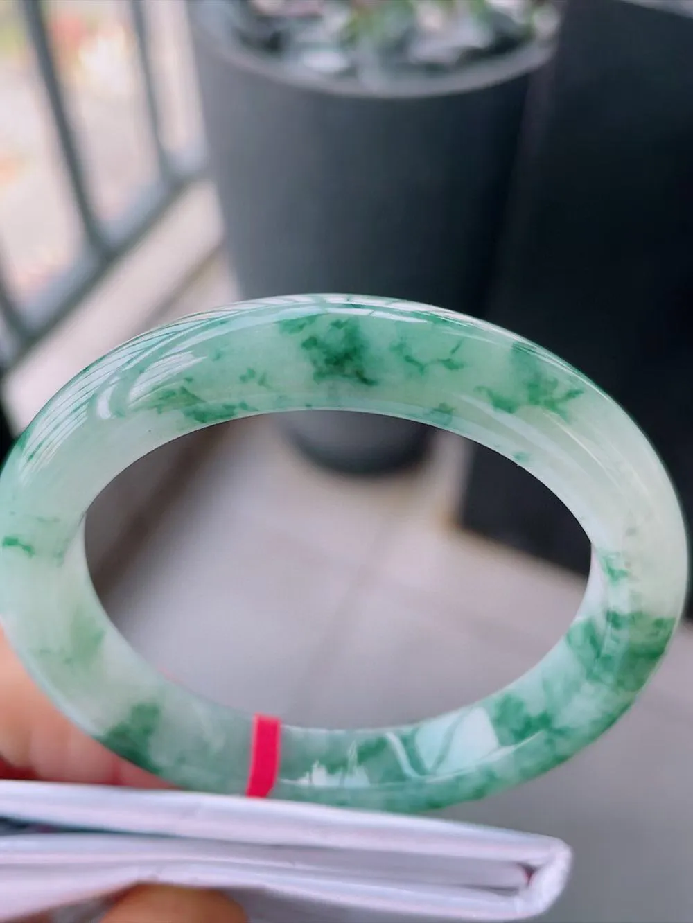 【翡翠名称】老种冰飘花54正圈口翡翠手镯
【翡翠尺寸】54-10.3-8.5mm适合53-55正圈口佩戴
【翡翠描述】宝贝种老水足，玉质细腻，色泽靓丽，性价比高，佩戴效果好！
【其它赠送】权威证书/精美挂绳盒子/支持全国复检