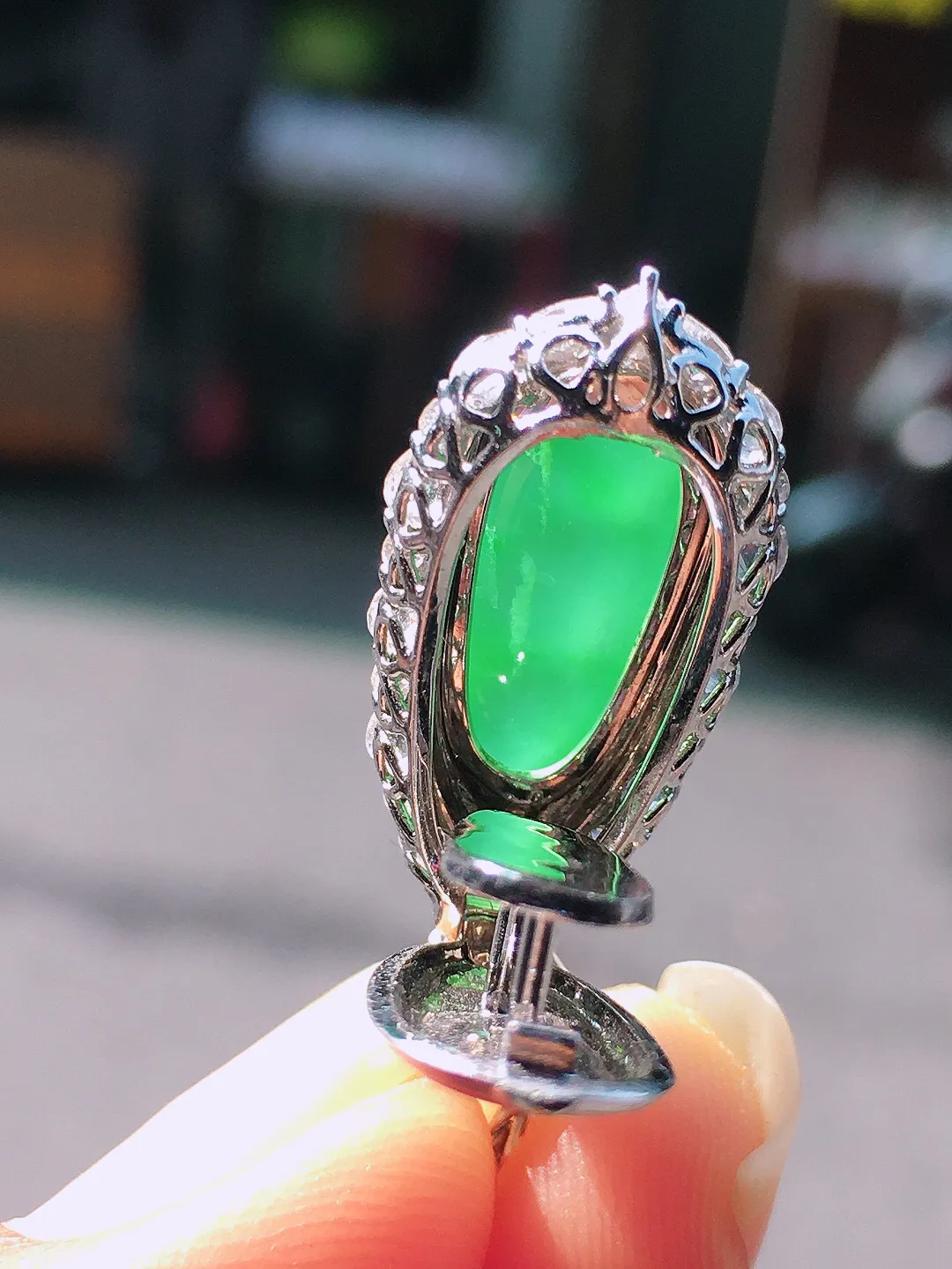 阳绿福豆吊坠，色泽均匀艳丽，玉质细腻，荧光感超
强，饱满圆润，尽显优雅气质，18k
金豪华镶嵌