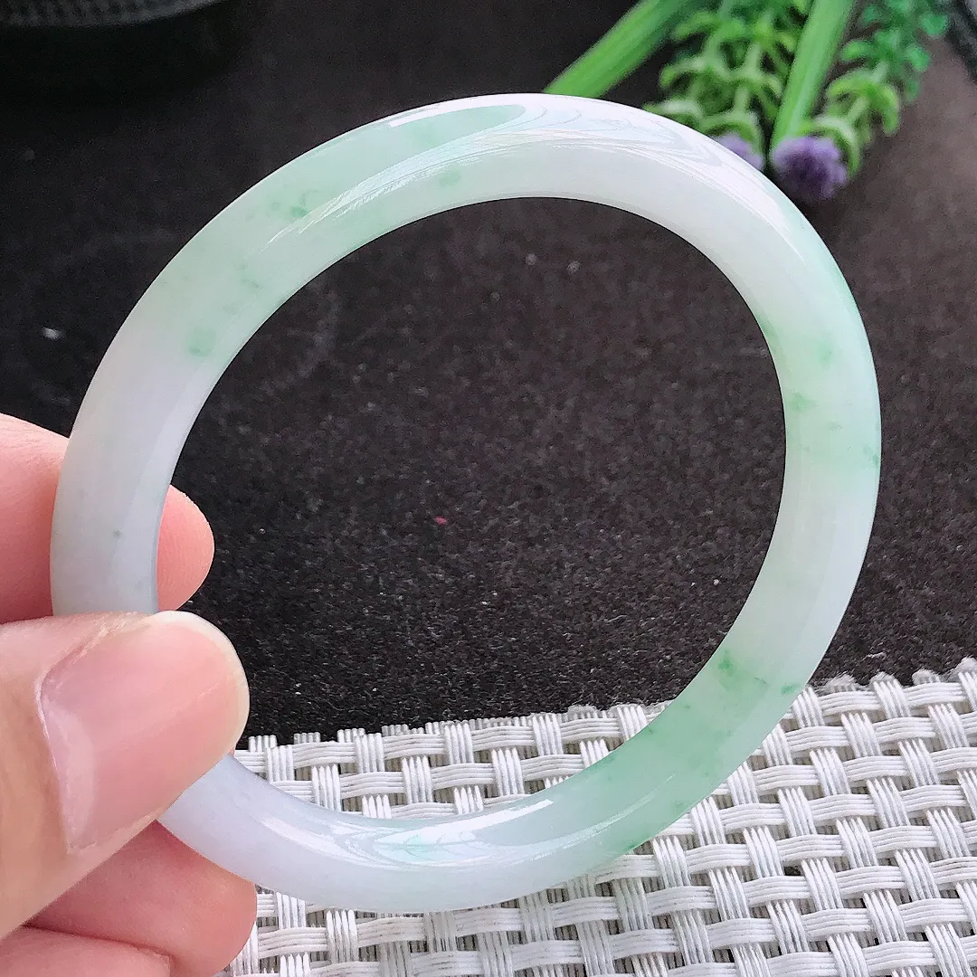 天然A货翡翠54/7.5/7.7老坑秀气冰润飘绿花圆条手镯玉镯