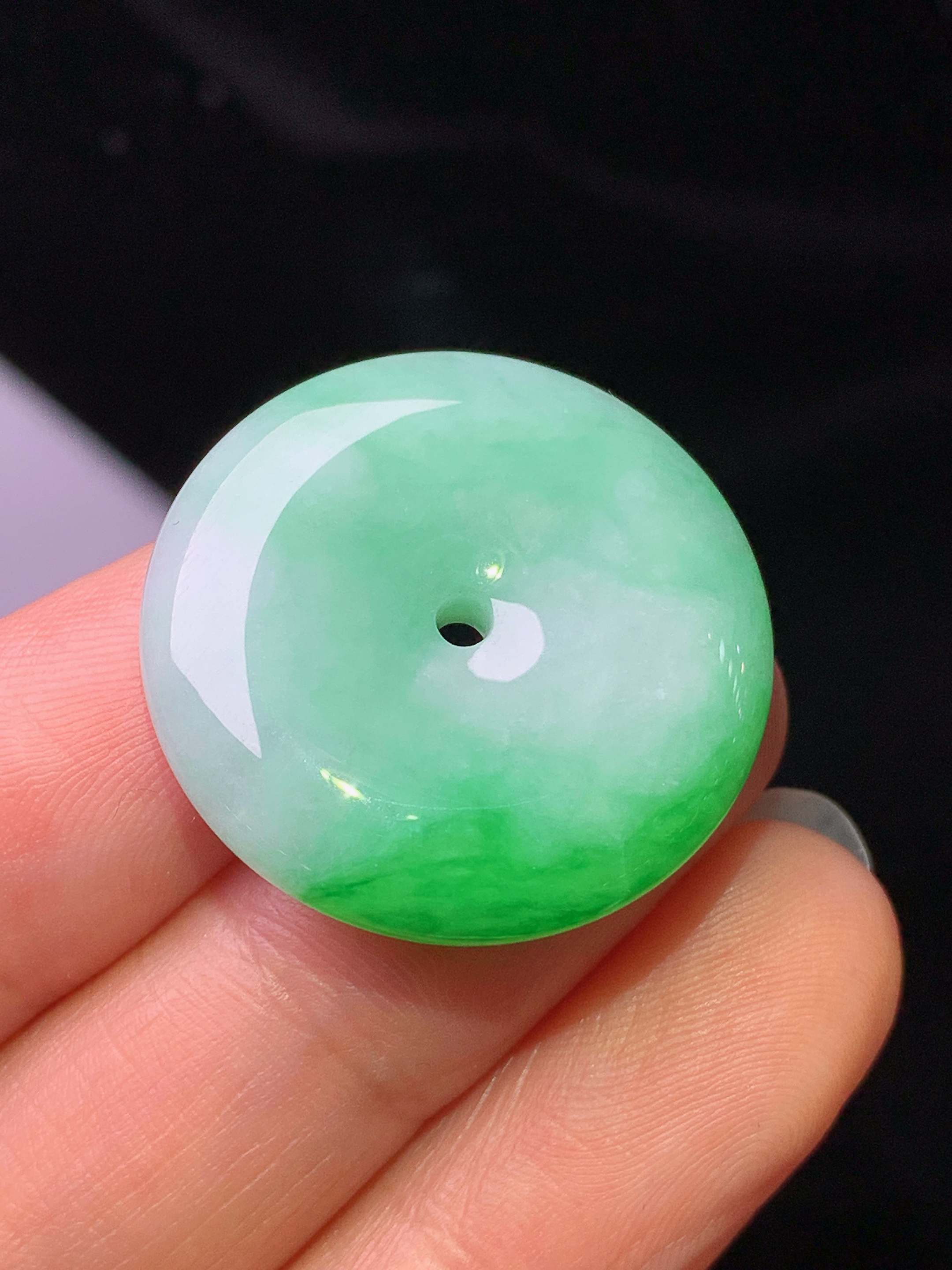 翠绿平安扣吊坠 玉质细腻 色泽清新艳丽 整体尺寸25*5.2